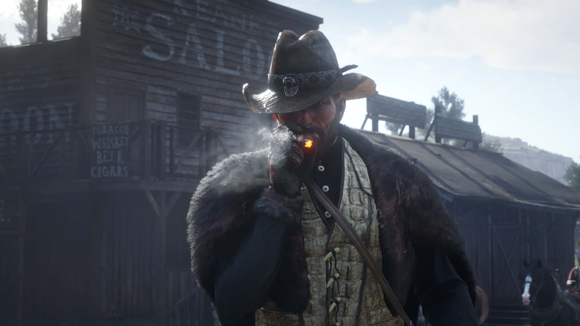 Sheriff 桌布 壁紙 — 一個粗獷的牛仔戴著破舊的帽子，在塵土飛揚、招牌褪色的沙龍前抽煙斗。