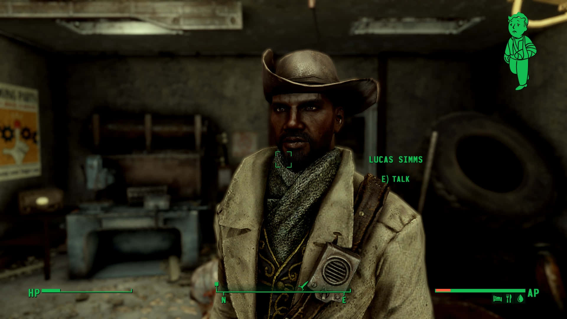 Fallout 4 The Capital Wasteland 桌布 壁紙 — 一個粗獷的牛仔角色在塵土飛揚的工作坊中，帶有綠色遊戲UI元素和Vault Boy標誌。