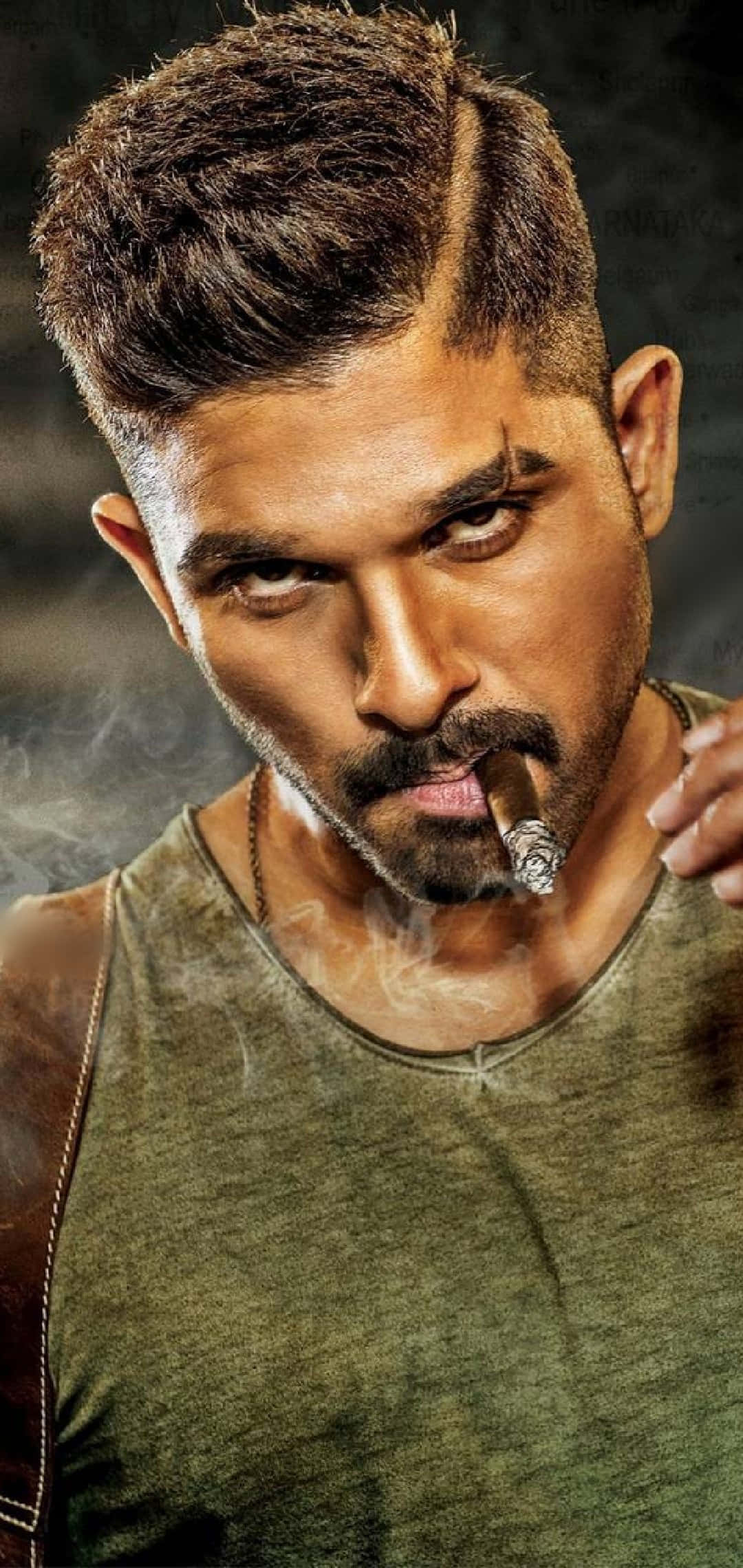 Allu Arjun 桌布 壁紙 — 一個粗獷的男人，留著俐落的髮型和鬍鬚，在昏暗的攝影棚裡叼著雪茄，煙霧繚繞。