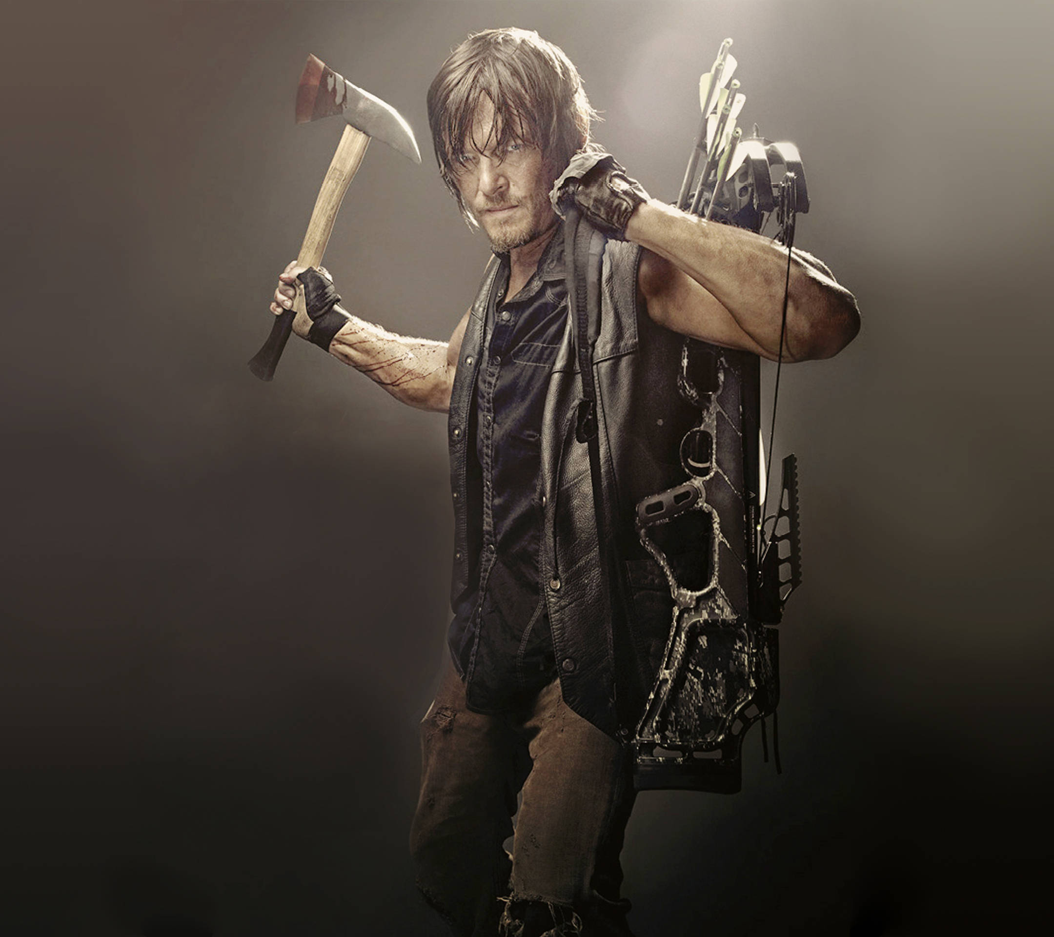 Walking Dead Daryl 桌布 壁紙 — 一個粗獷的男人，留著鬍子，穿著破爛背心，手持斧頭，背著箭袋，背景陰暗煙霧彌漫。