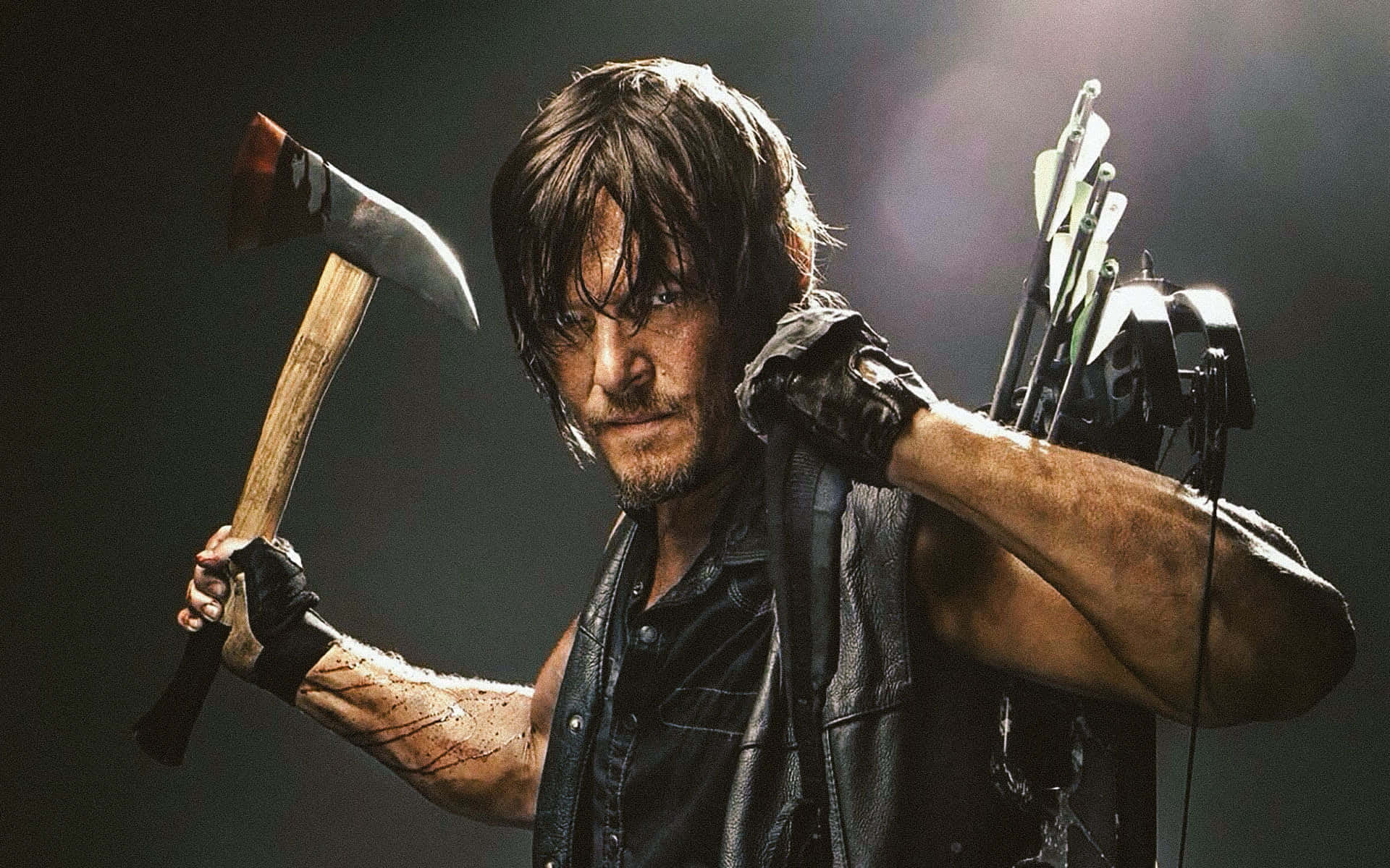 walking dead 桌布 壁紙 — 一個粗獷的男人，留著鬍子，穿著髒衣服，手持斧頭，肩上背著弓箭，背景黑暗。