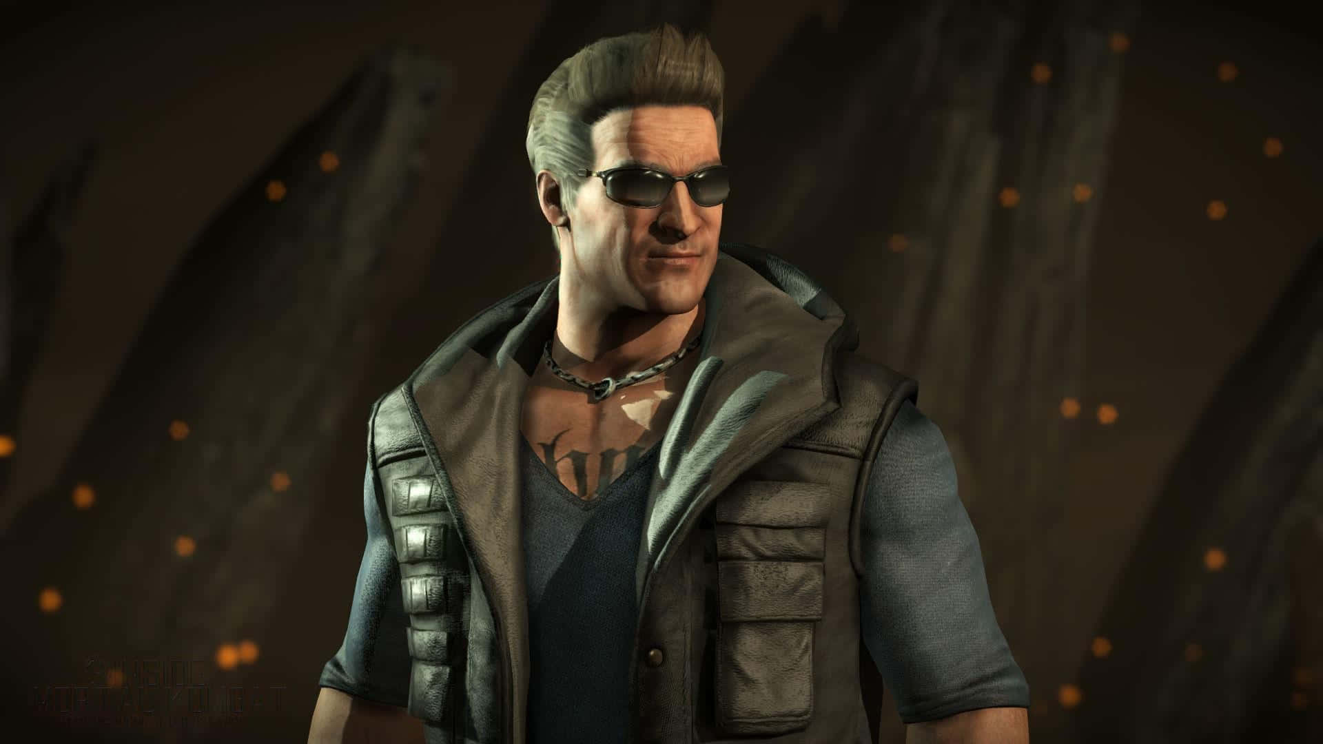 Johnny Cage 桌布 壁紙 — 一個粗獷的男人戴著太陽眼鏡和戰術背心，自信地站在一個光線昏暗的洞穴中，周圍漂浮著發光的橙色粒子。