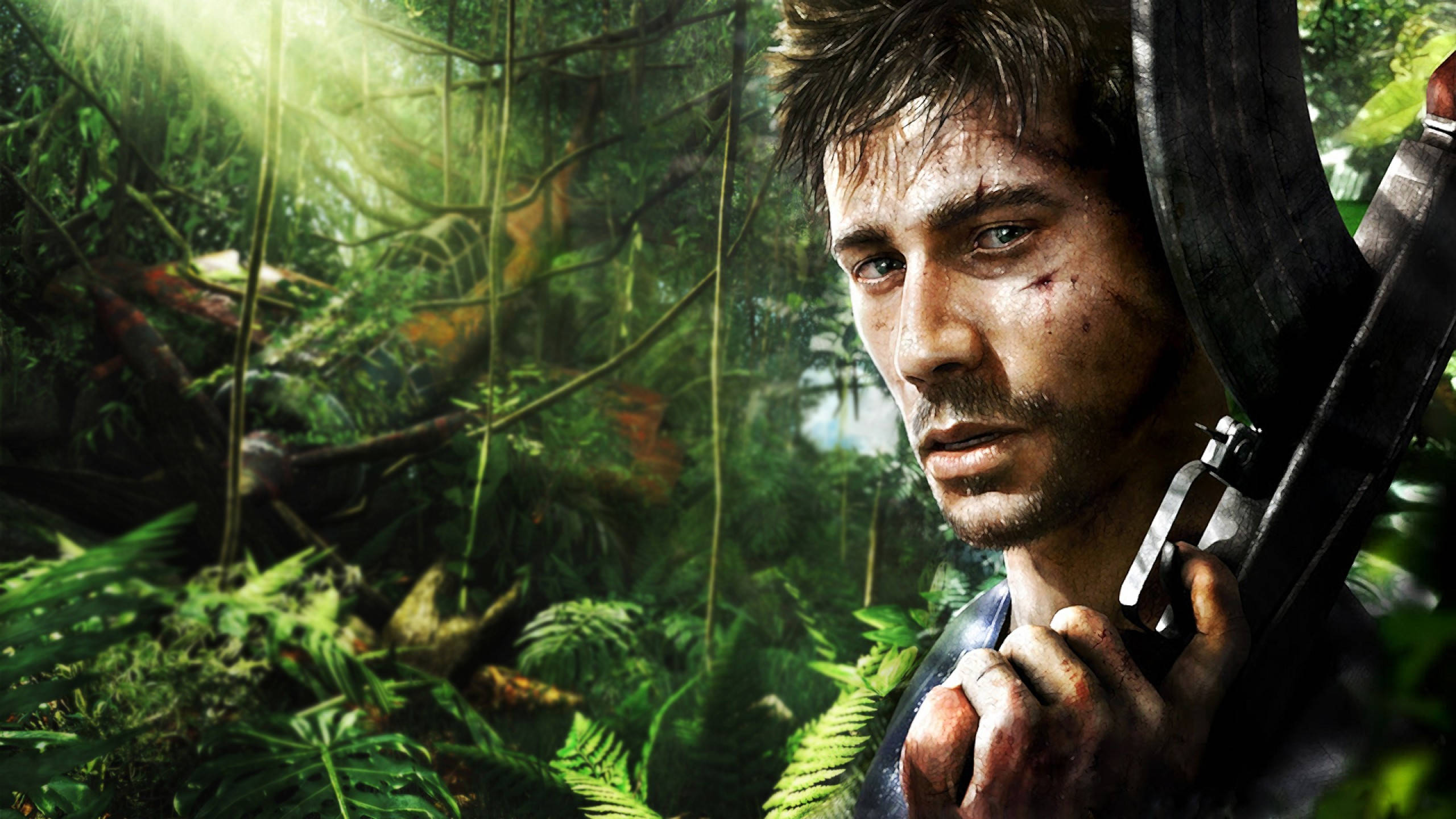 Far Cry 3 桌布 壁紙 — 一個粗獷的男人拿著步槍站在陽光普照的叢林中，臉上滿是汗水和污垢，周圍是茂密的綠色樹葉。