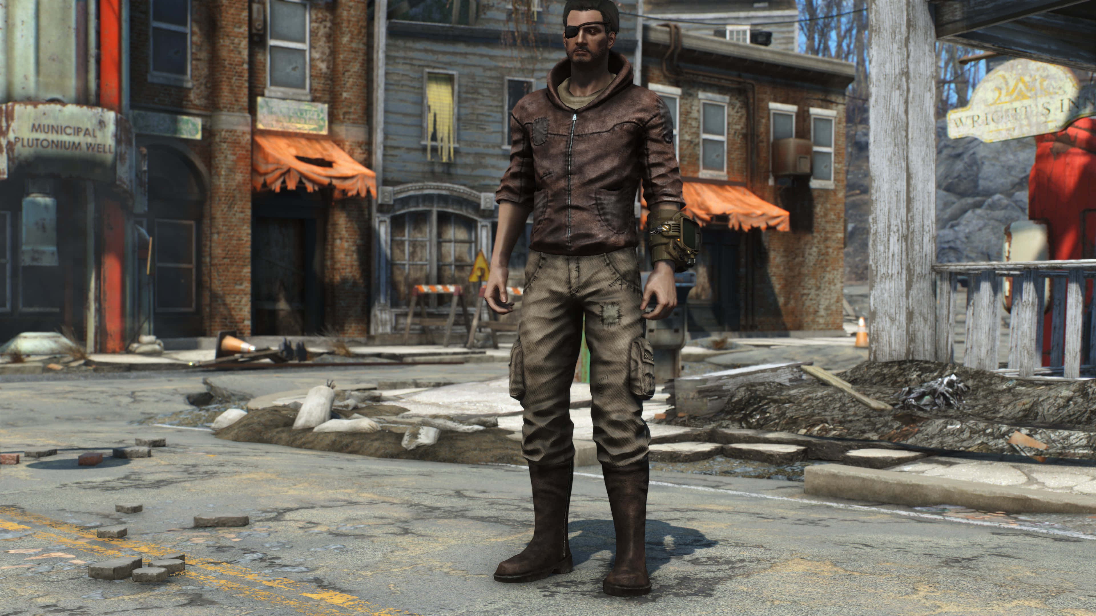 Fallout 4 The Capital Wasteland 桌布 壁紙 — 一個粗獷的男人穿著皮革裝備，站在一條破爛的城市街道上，有破碎的路面和被遺棄的商店門面。