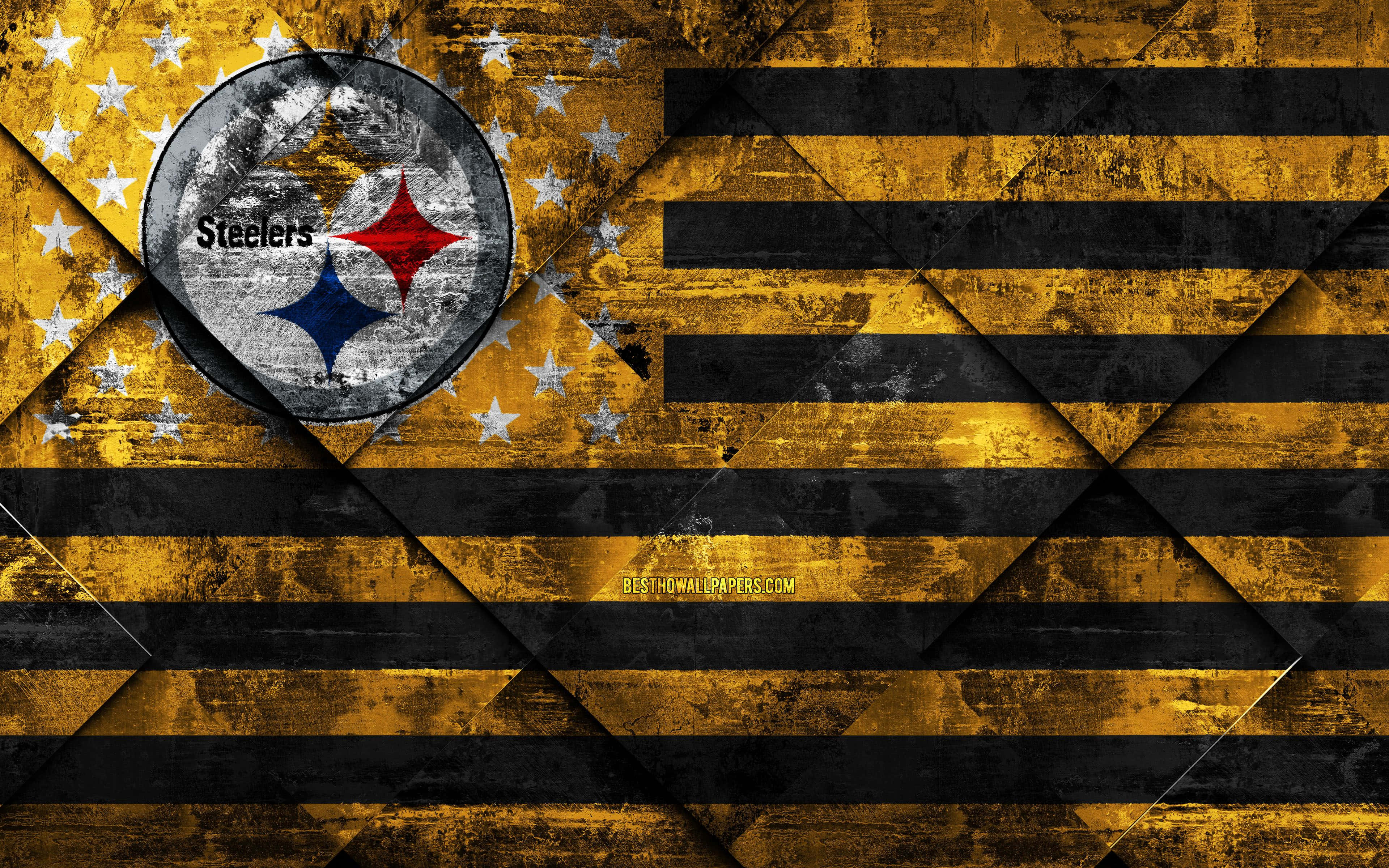 Pittsburgh Steelers Logo 桌布 壁紙 — 一個粗獷的美國國旗設計，帶有黑色和金色條紋以及白色星星，中央有一個風化的匹茲堡鋼人隊標誌。