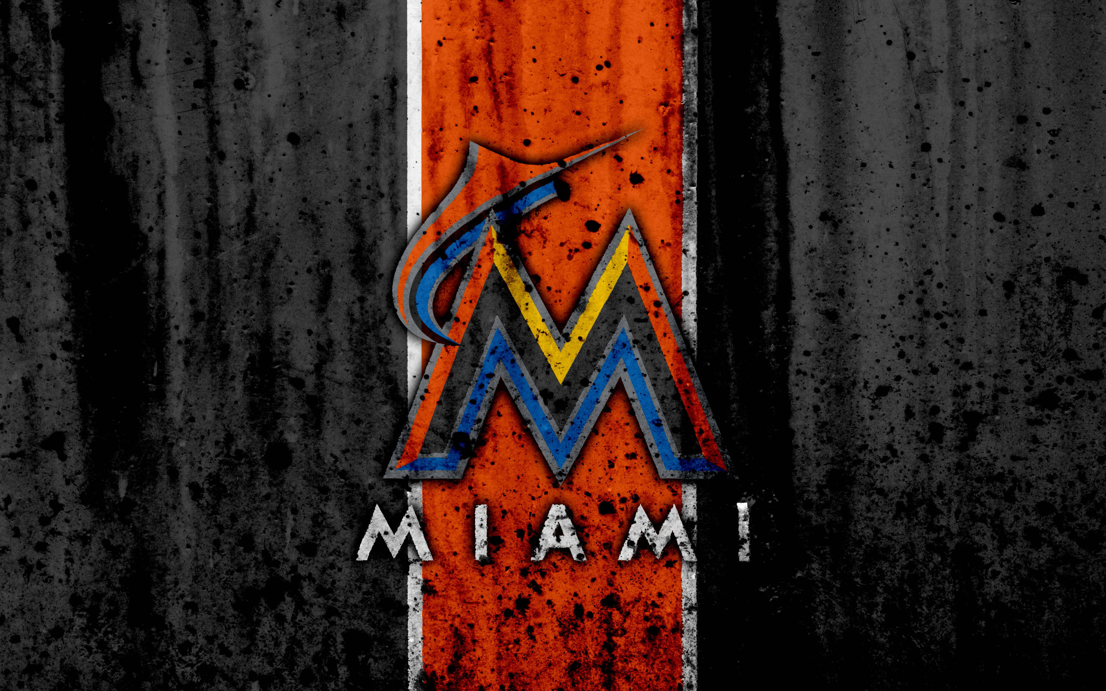 Marlins 桌布 壁紙 — 一個粗獷的邁阿密馬林魚標誌，以鮮明的橙色、藍色和黃色呈現，置於風化黑色紋理背景上。