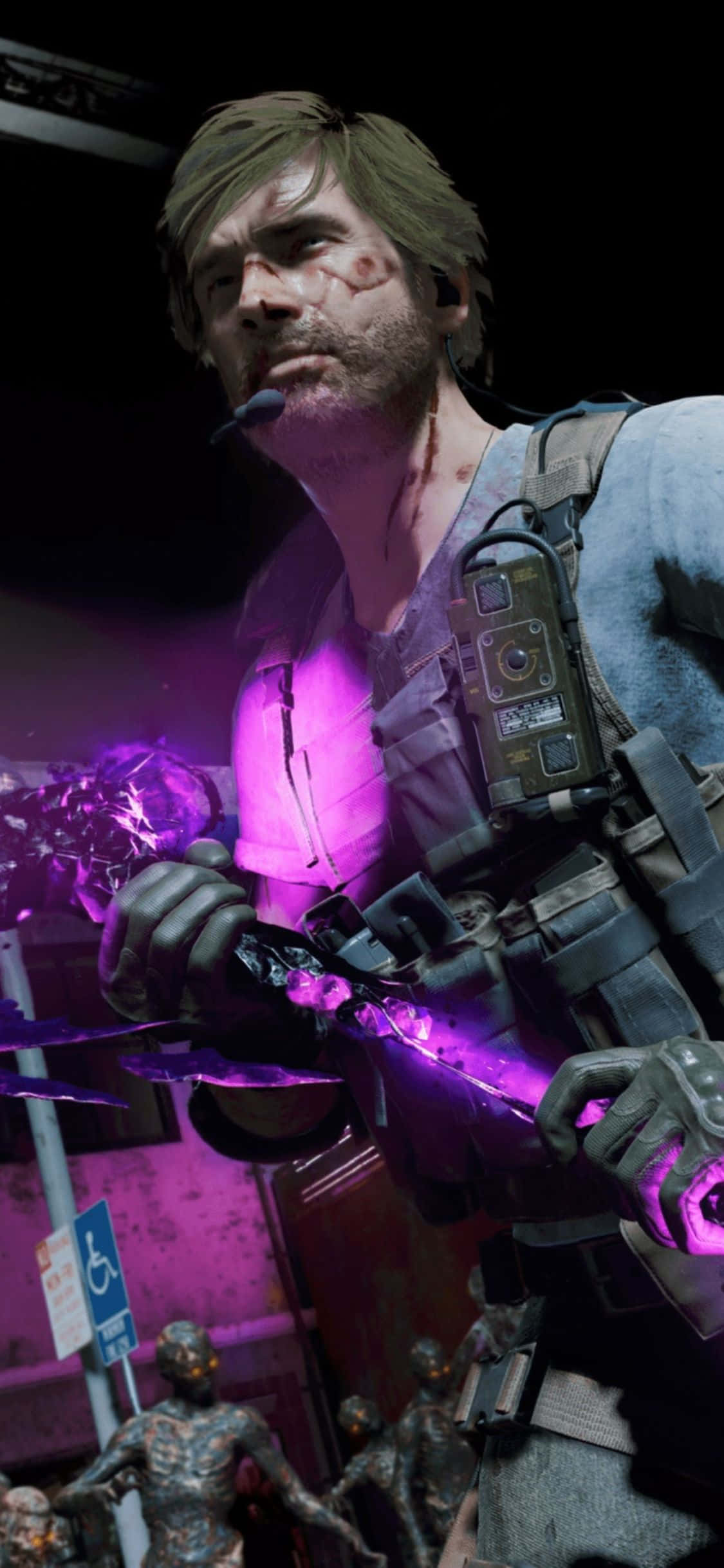 zombies 桌布 壁紙 — 一個粗獷的電子遊戲角色，滿臉鮮血，在黑暗的城市小巷中揮舞著發光的紫色武器。