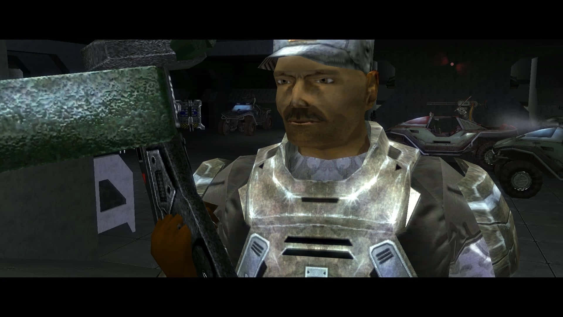 Sergeant Johnson 桌布 壁紙 — 一個粗獷的電子遊戲角色身穿金屬盔甲，在燈光昏暗的未來風格車庫中手持大型武器。