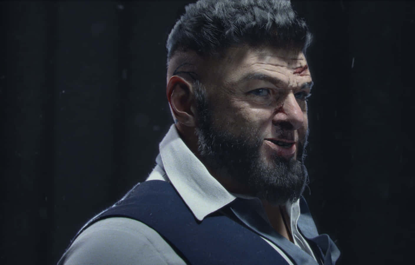 Ulysses Klaue 桌布 壁紙 — 一個粗獷的鬍鬚男，額頭流血，眼神凌厲，在黑暗潮濕的環境中直視前方。