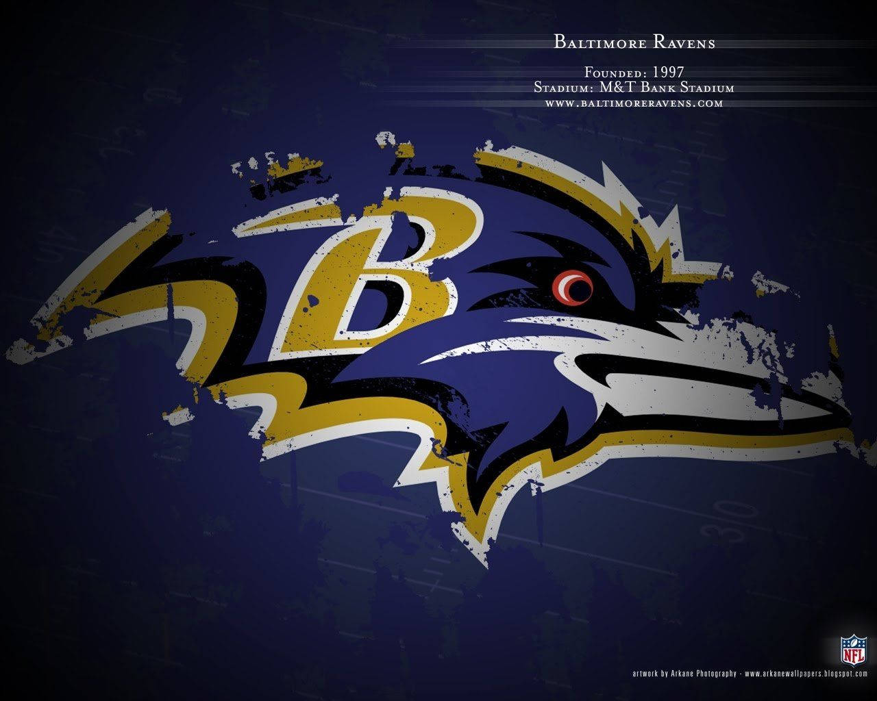 Ravens 桌布 壁紙 — 一個粗獷風格化的巴爾的摩烏鴉隊標誌，帶有兇猛的烏鴉頭和粗體字，背景是深藍色的足球場。