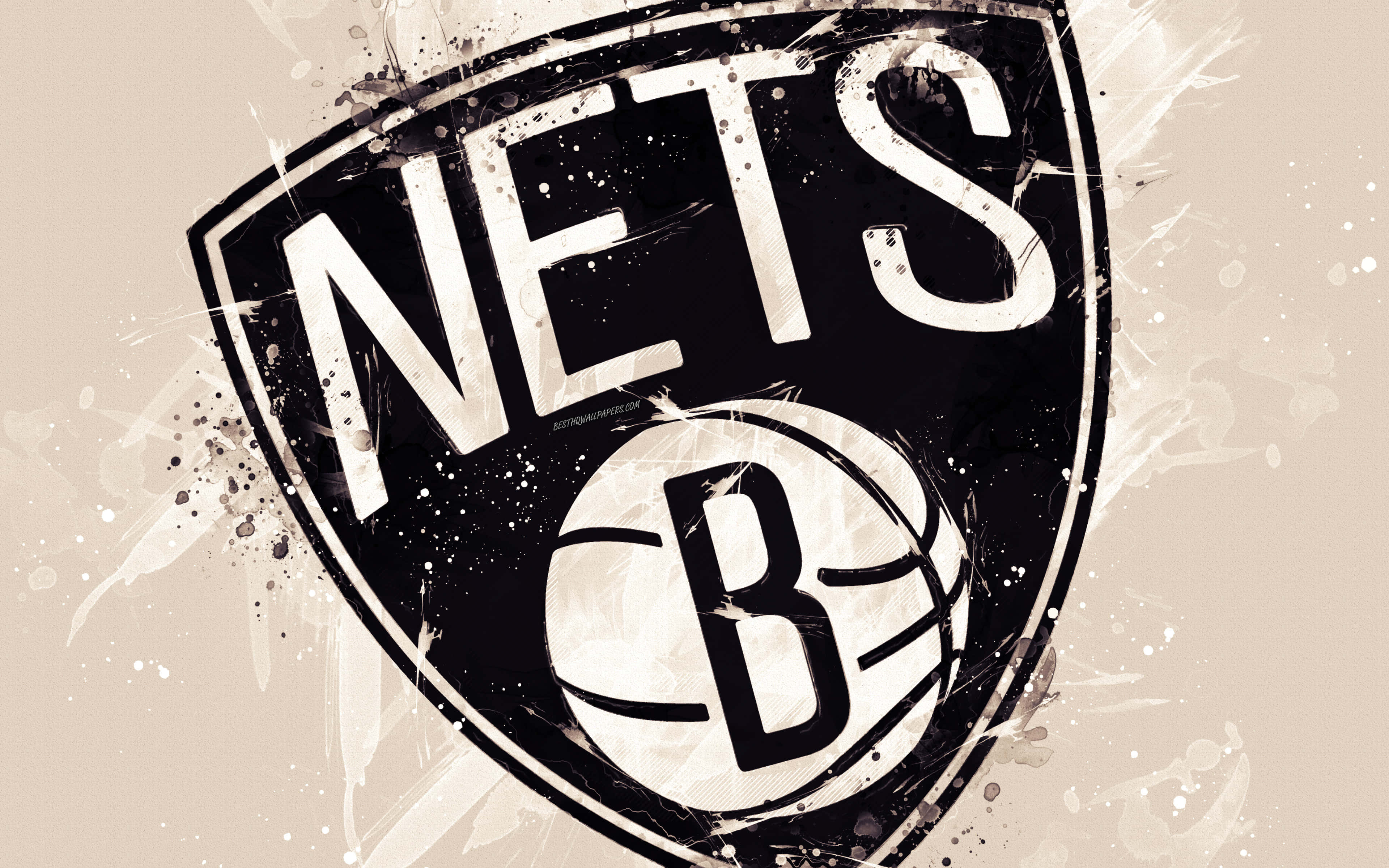 Brooklyn Nets 桌布 壁紙 — 一個粗獷風格化的布魯克林籃網隊標誌，在米色背景上帶有醒目的黑白潑濺效果。