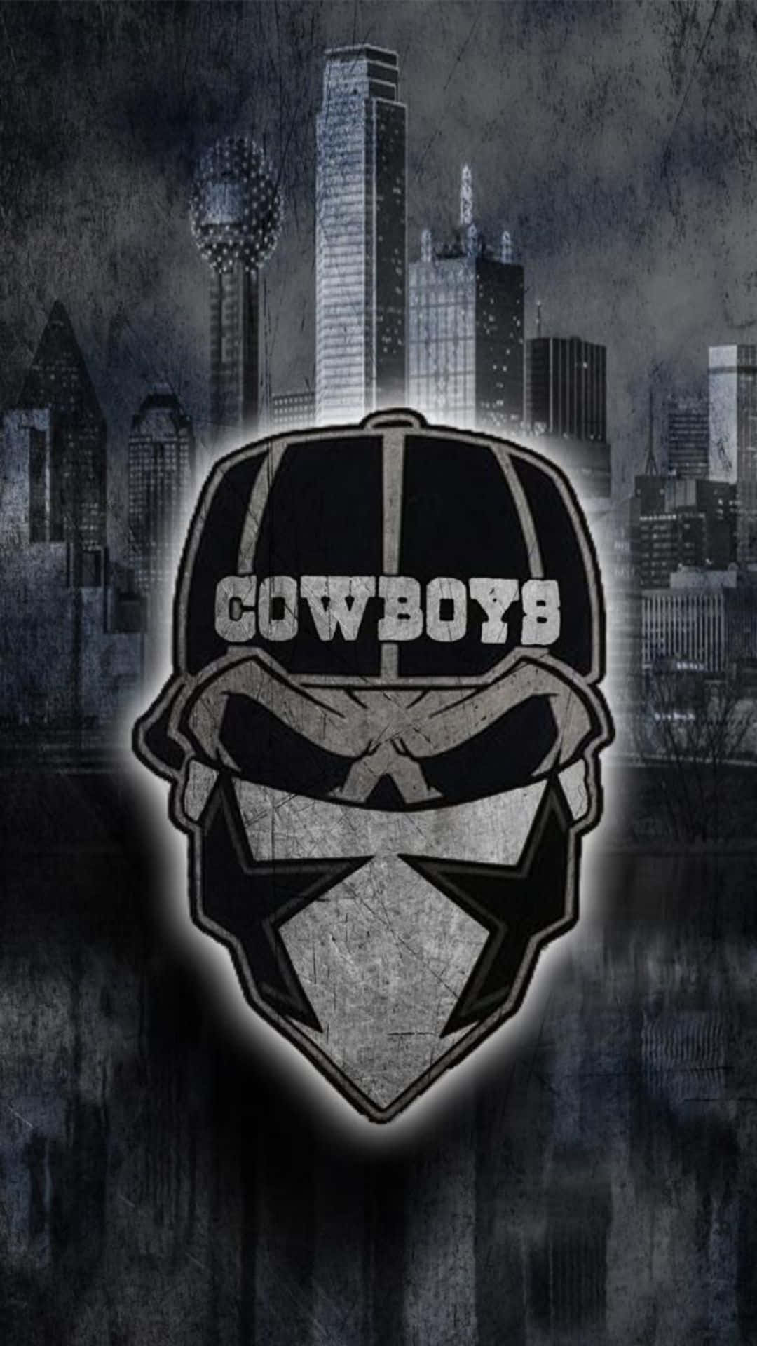 Dallas Cowboy 桌布 壁紙 — 一個粗糙的城市天際線聳立在一個發光的牛仔面具標誌後面，上面有 'COWBOYS' 文字。