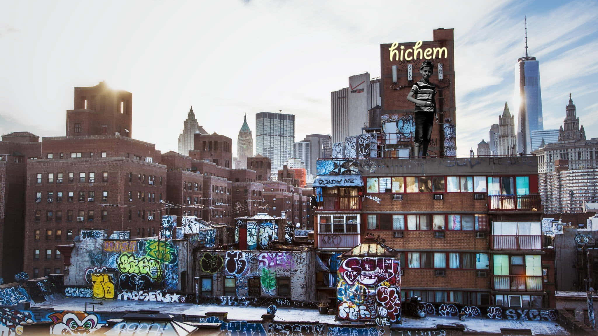 New York Art 桌布 壁紙 — 一個粗糙的城市屋頂，佈滿鮮豔的塗鴉，背景中有一座巨大的雕像和摩天大樓，天空朦朧。