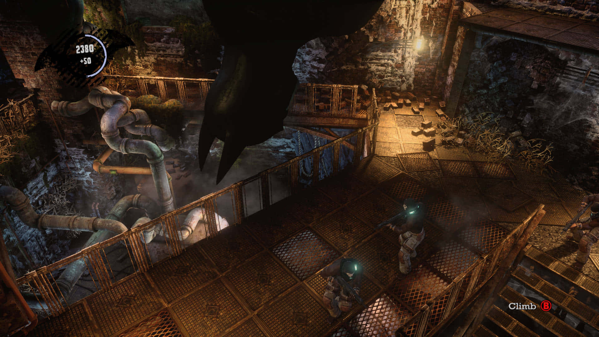 Arkham Asylum 桌布 壁紙 — 一個粗糙的工業平台遊戲場景，角色在昏暗燈光下穿越生鏽的金屬走道。