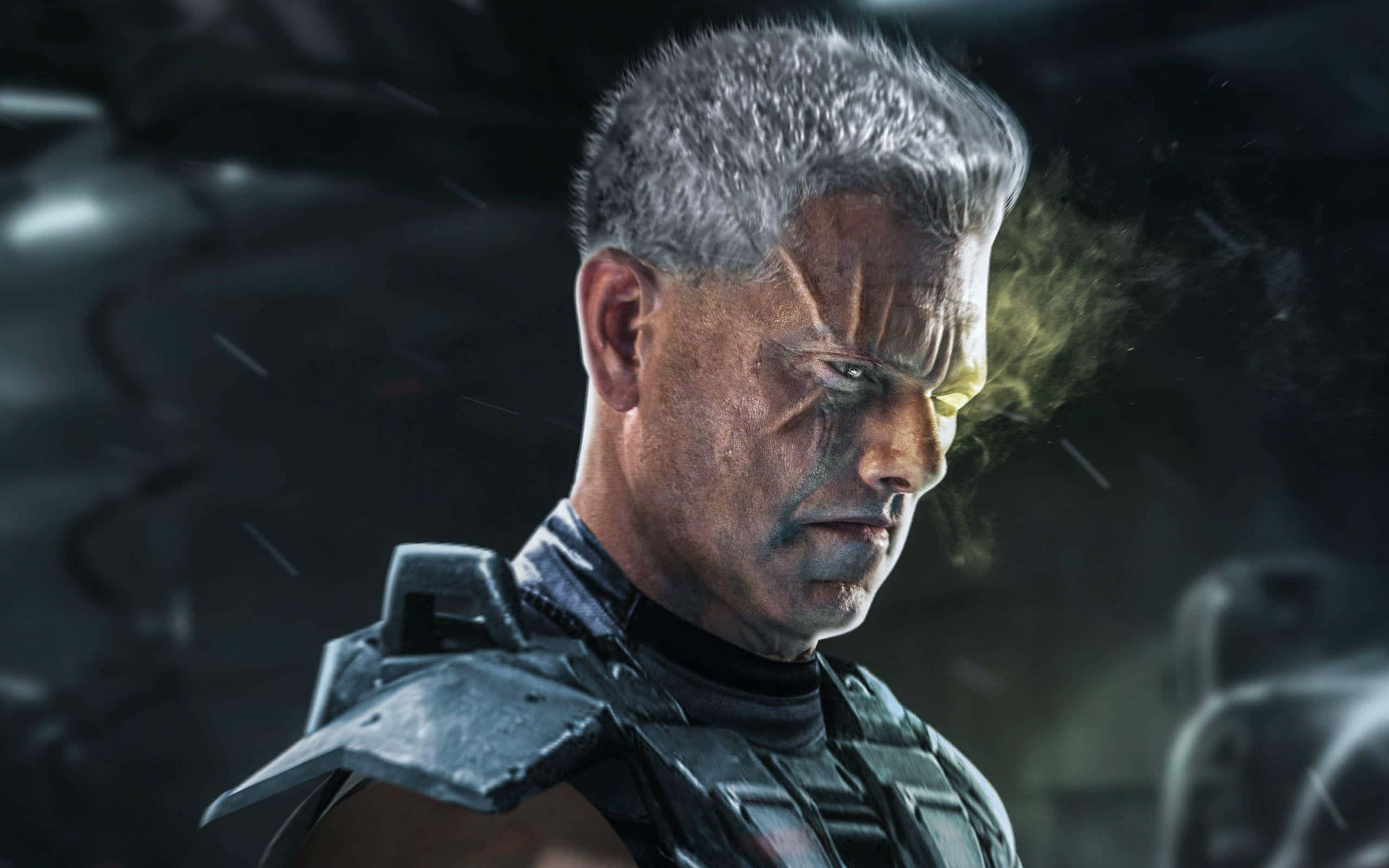 Deadpool 2 桌布 壁紙 — 一個粗糙的特寫鏡頭，展示一位灰白頭髮的戰士，在黑暗的未來場景中，眼睛發出黃光，煙霧在他頭部周圍旋轉。