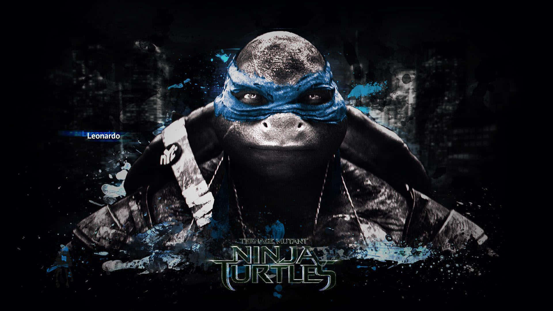 Ninja Turtle 桌布 壁紙 — 一個粗糙的特寫鏡頭，描繪了《忍者龜》中的李奧納多，戴著藍色面罩，在黑暗的城市背景下濺滿墨水。