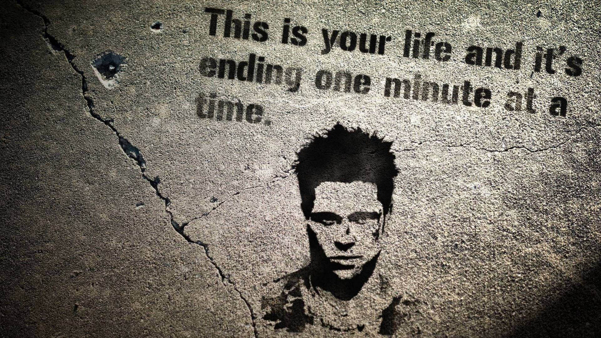 club 桌布 壁紙 — 一個粗糙的男人面孔模板和引用句子 'This is your life and it's ending one minute at a time' 在裂開的混凝土上。