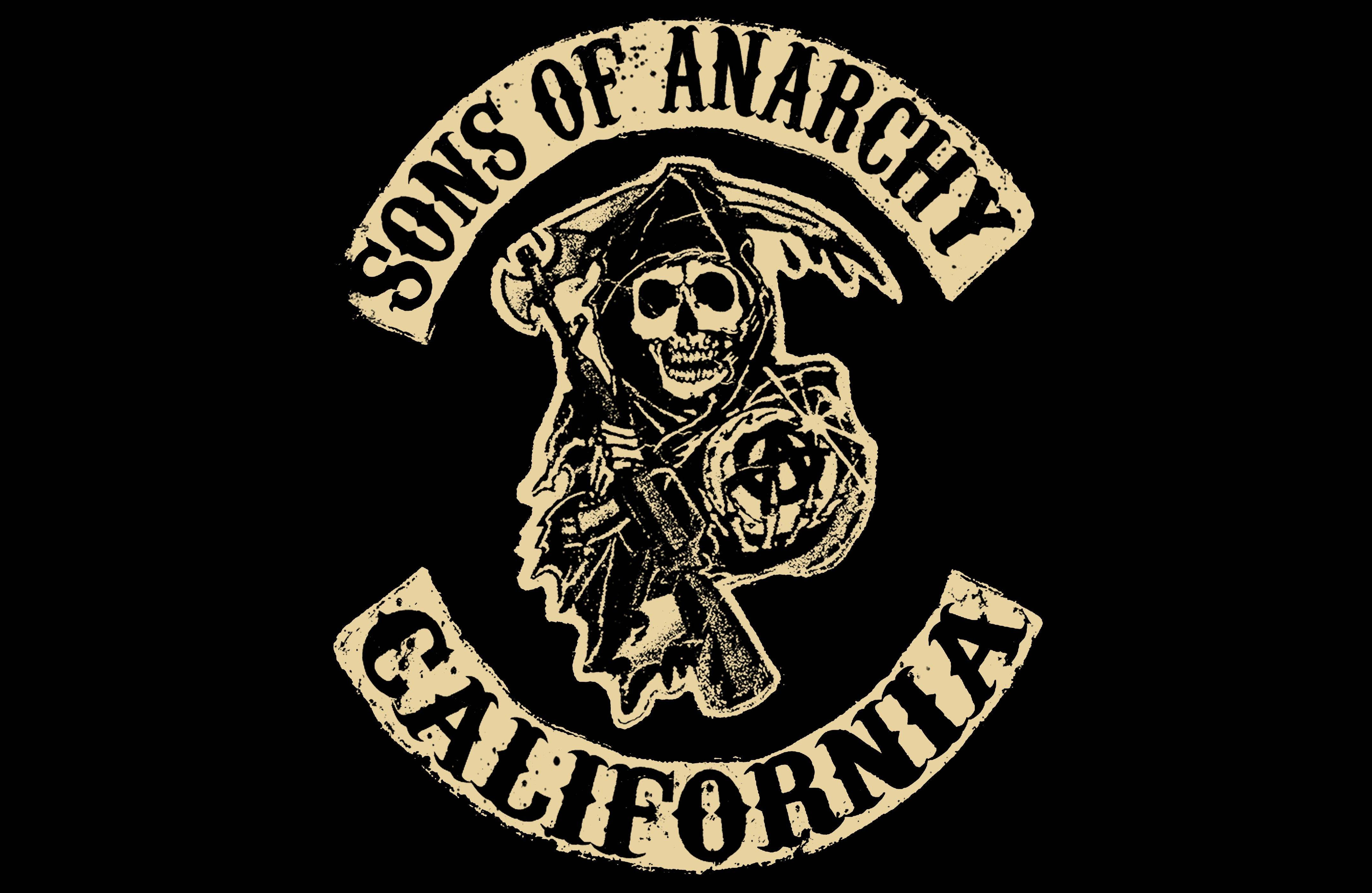 Sons Of Anarchy 桌布 壁紙 — 一個粗糙的米色Sons of Anarchy California標誌，黑色背景上有一個手持步槍的死神和一個帶有無政府主義符號的骷髏頭。