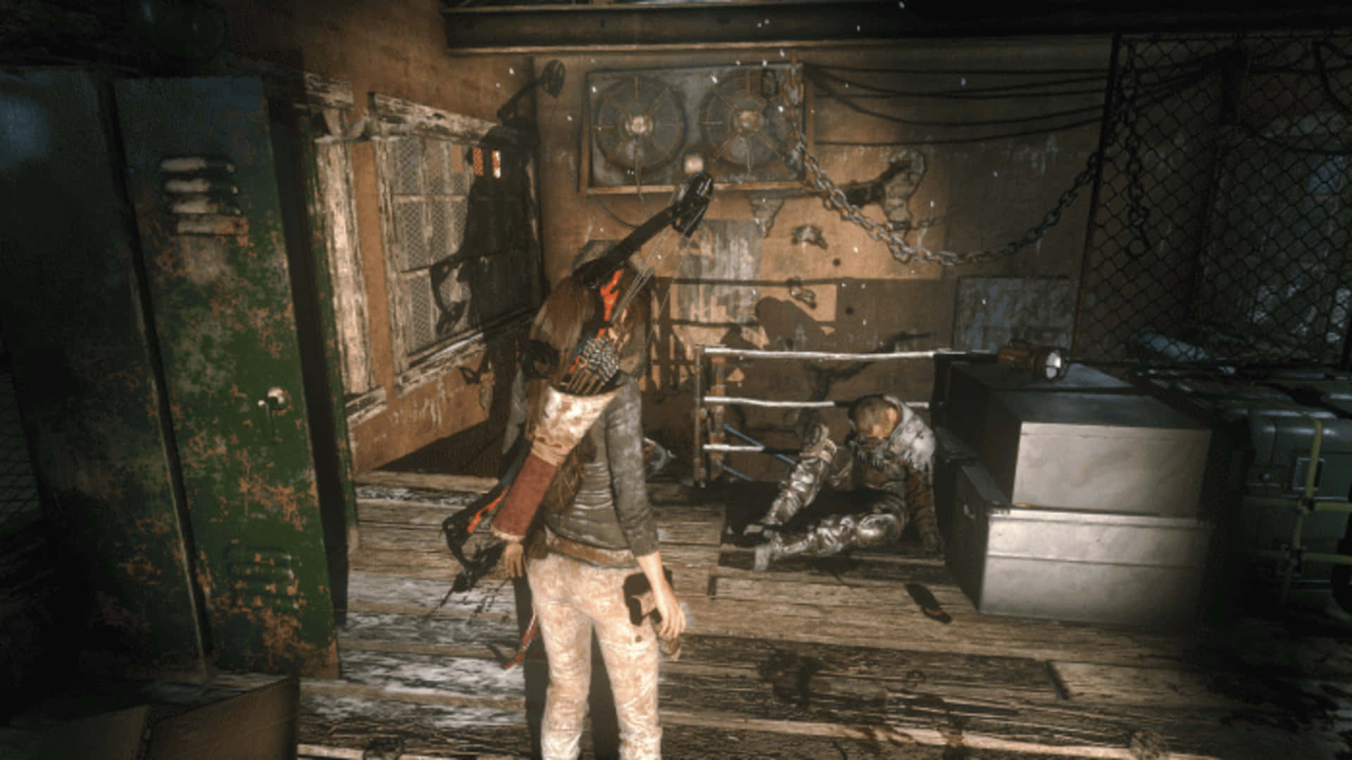 1080p Shadow Of The Tomb Raider 桌布 壁紙 — 一個粗糙的遊戲場景顯示一個角色拿著武器面對一個倒下的敵人在一個破舊的工業房間裏。