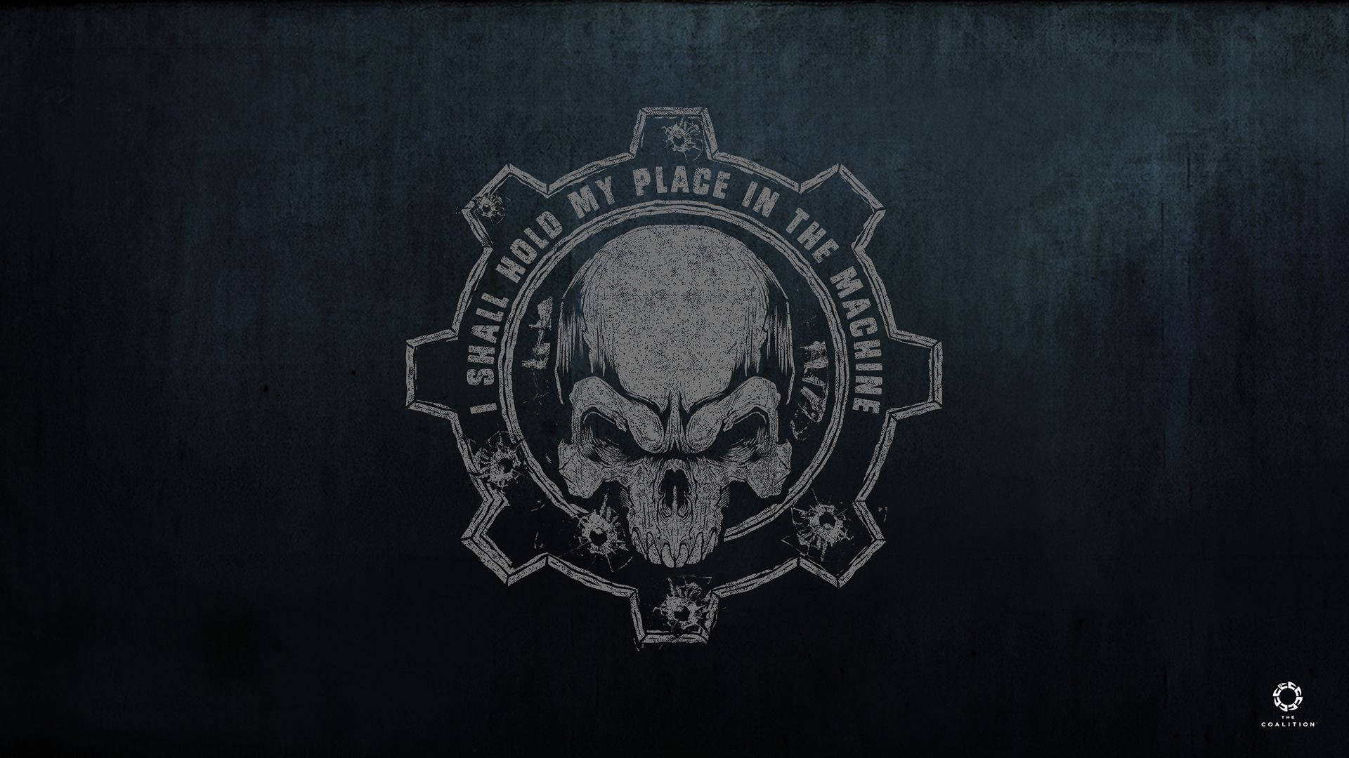 Gears Of War 桌布 壁紙 — 一個粗糙的骷髏標誌，帶有齒輪牙齒，並在深色紋理背景上以白色刻有「我將在機器中堅守我的位置」的字句。