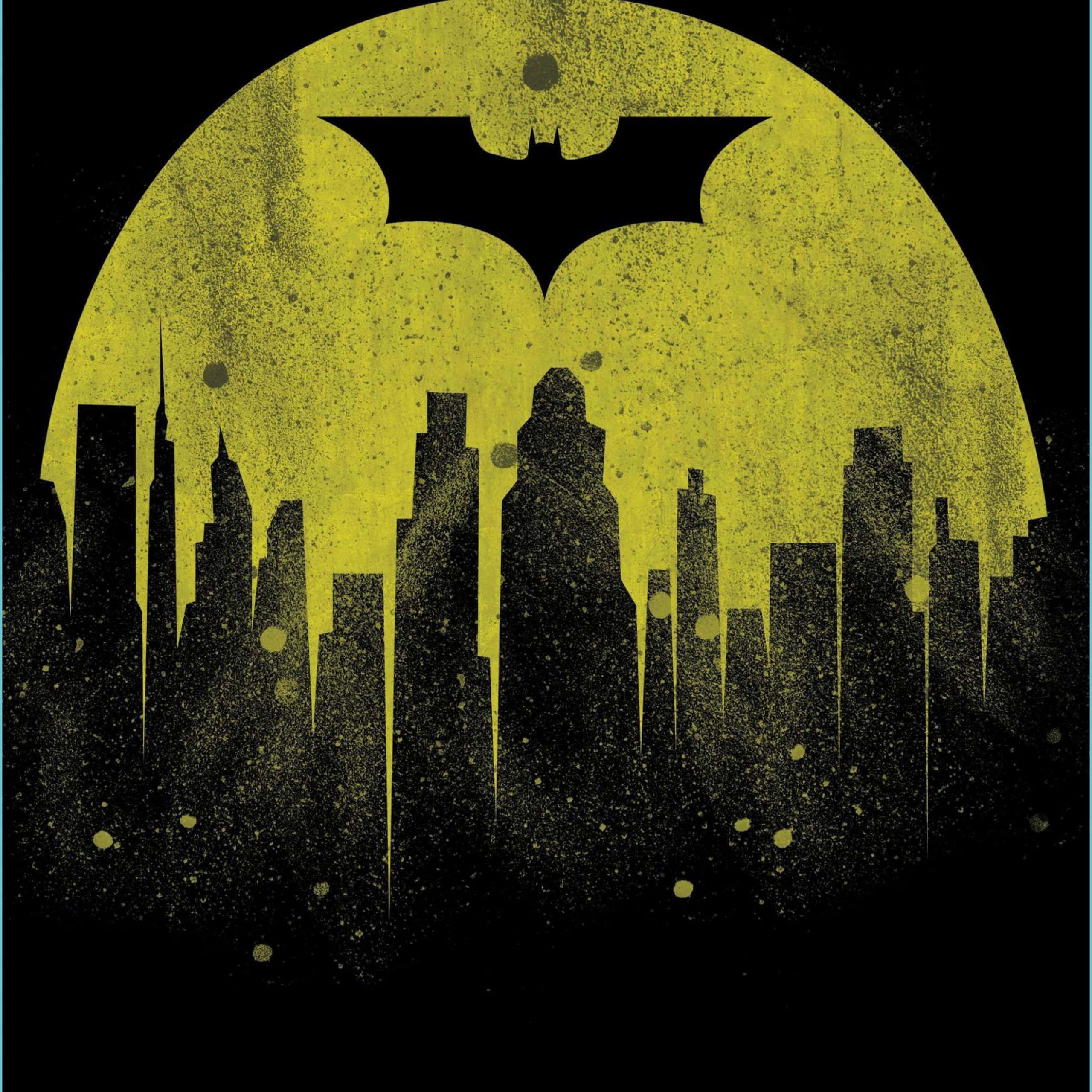 Batman Aesthetic 桌布 壁紙 — 一個粗糙的黃色月亮帶有蝙蝠標誌，籠罩在黑色城市天際線上，以風格化的漫畫插圖呈現。