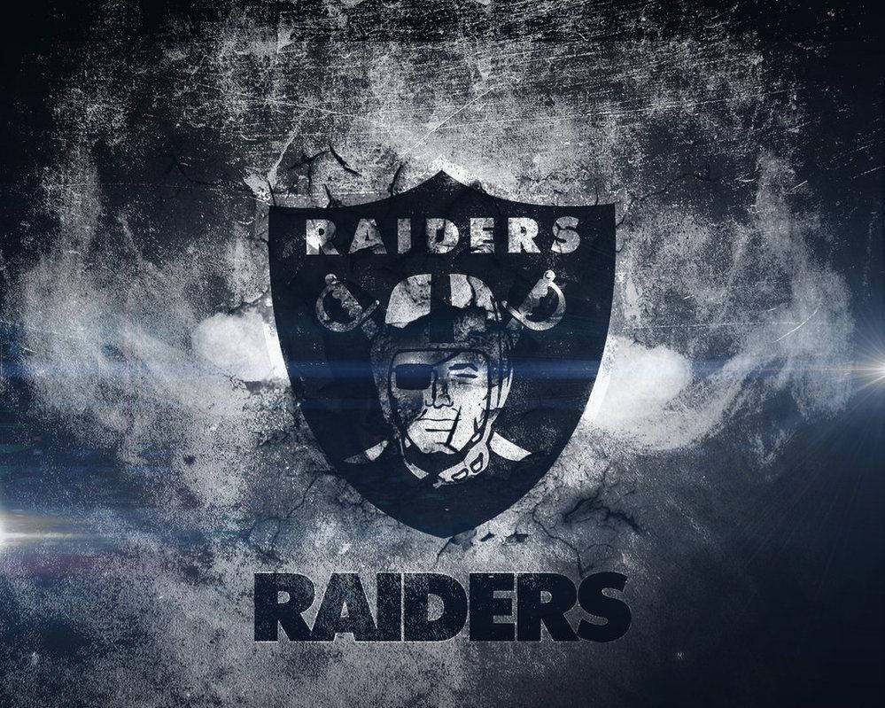 突襲者 桌布 壁紙 — 一個粗糙的黑白 Raiders 標誌，帶有裂紋混凝土紋理和戲劇性的燈光效果。