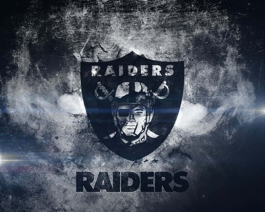 足球 桌布 壁紙 — 一個粗糙的黑白Raiders標誌，頭盔戰士面孔居中，位於裂紋混凝土紋理上，帶有發光的光條。