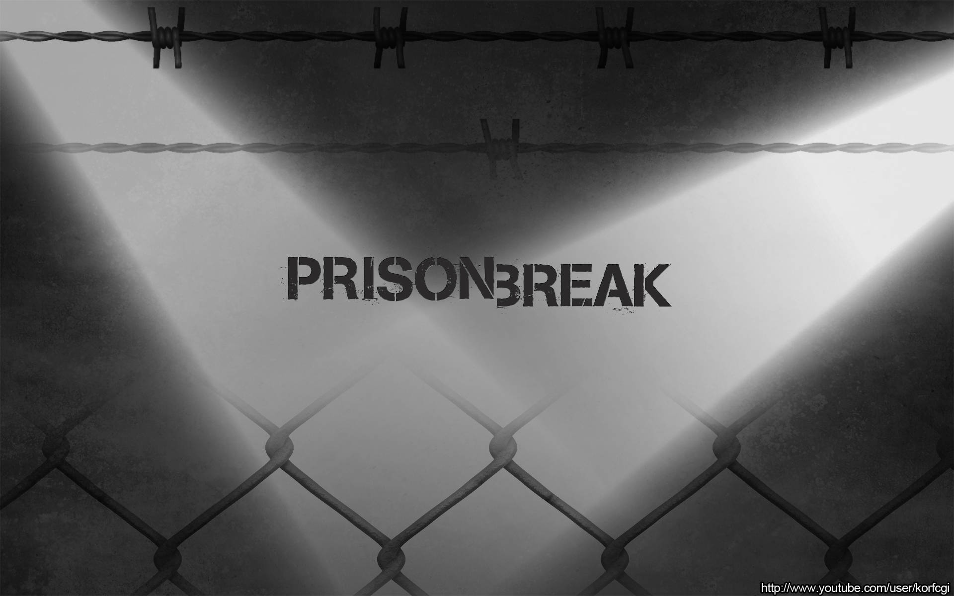Prison 桌布 壁紙 — 一個粗糙的黑白監獄場景，有鐵絲網和鏈條圍欄，被刺眼的聚光燈照亮，突出顯示 PRISONBREAK 這個詞。