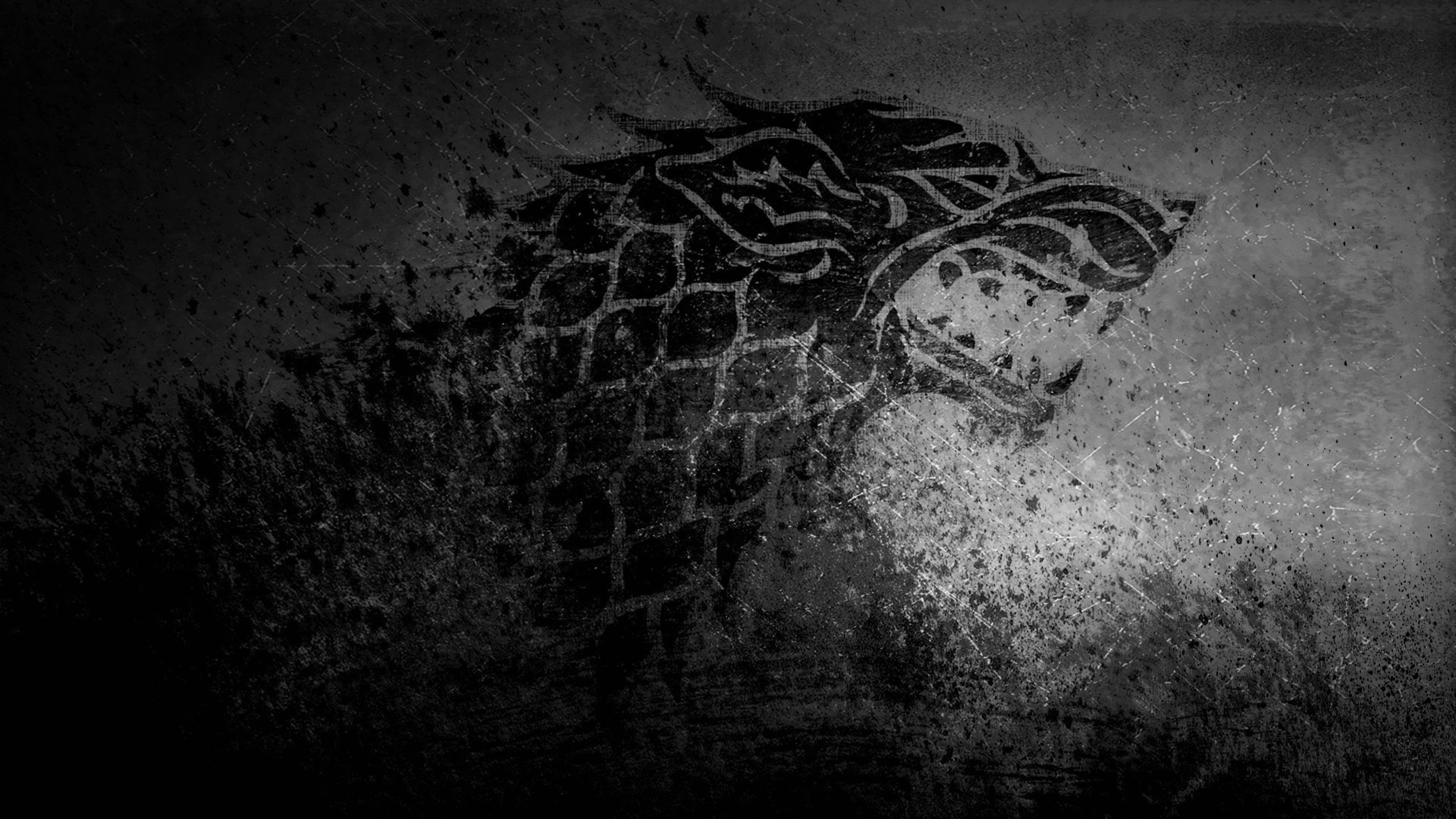 House Stark 桌布 壁紙 — 一個粗糙的黑白龍頭從有紋理的污垢中浮現，帶有鋒利蝕刻的鱗片和發光的眼睛。