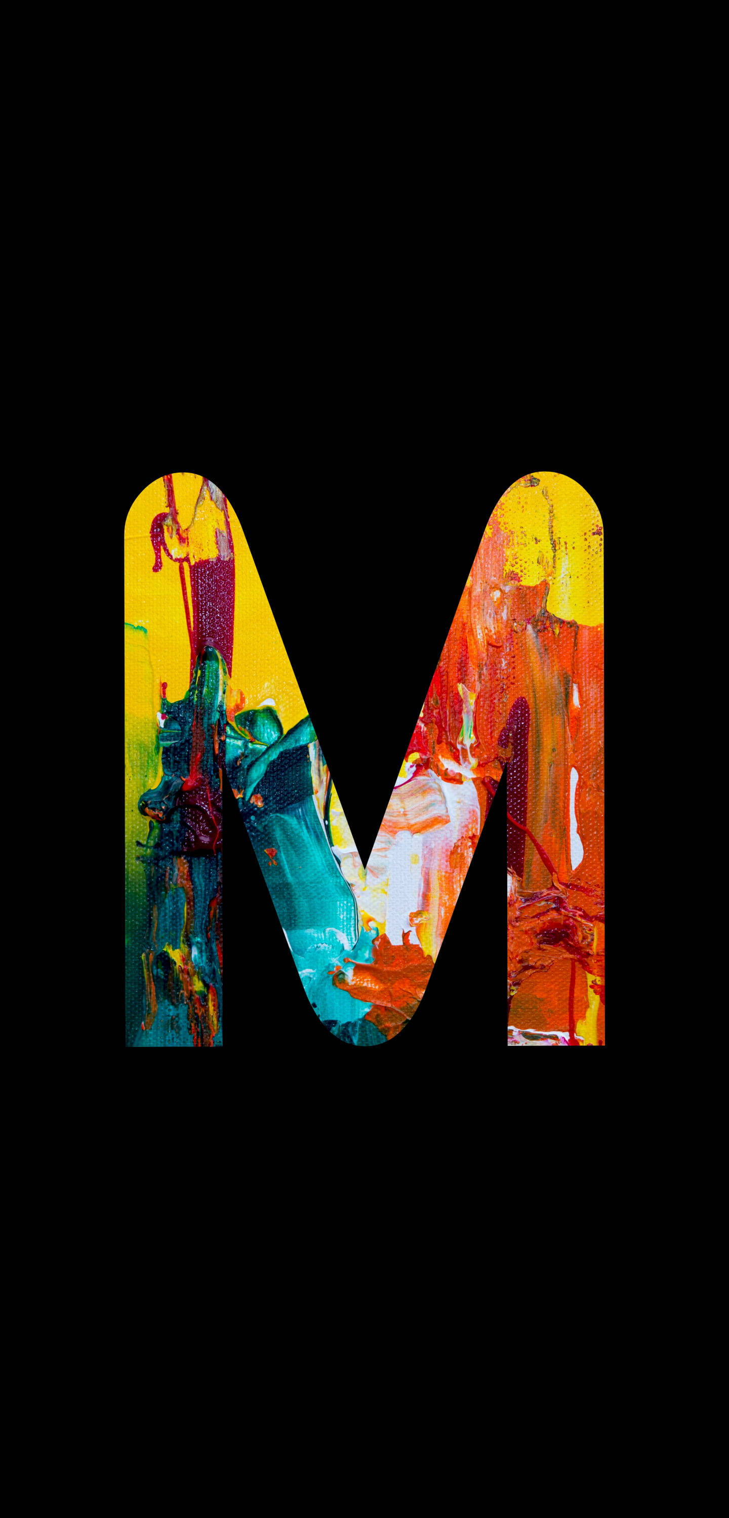 m 桌布 壁紙 — 一個粗體字母 M，充滿鮮豔的抽象顏料筆觸，襯托在純黑背景上。