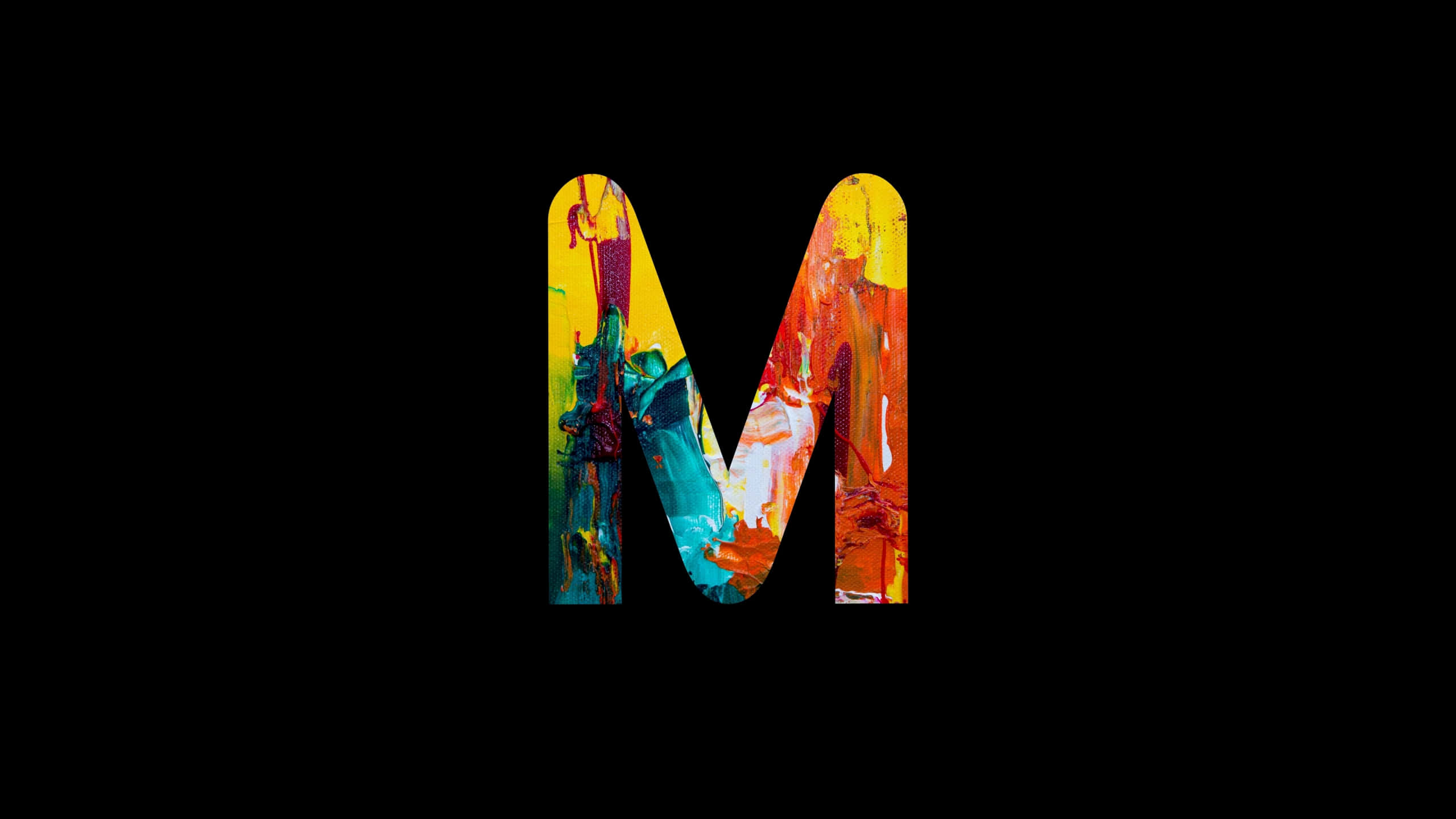 Typography 桌布 壁紙 — 一個粗體字母 M，充滿鮮豔的抽象顏料筆觸，襯托在純黑背景上。