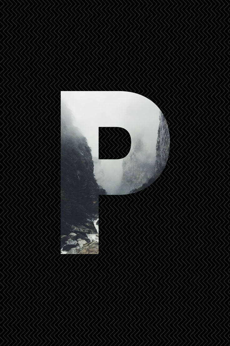 字母P 桌布 壁紙 — 一個粗體字母P鏤空，在黑色鋸齒紋背景上，其形狀內顯露出一個霧氣瀰漫的山谷。
