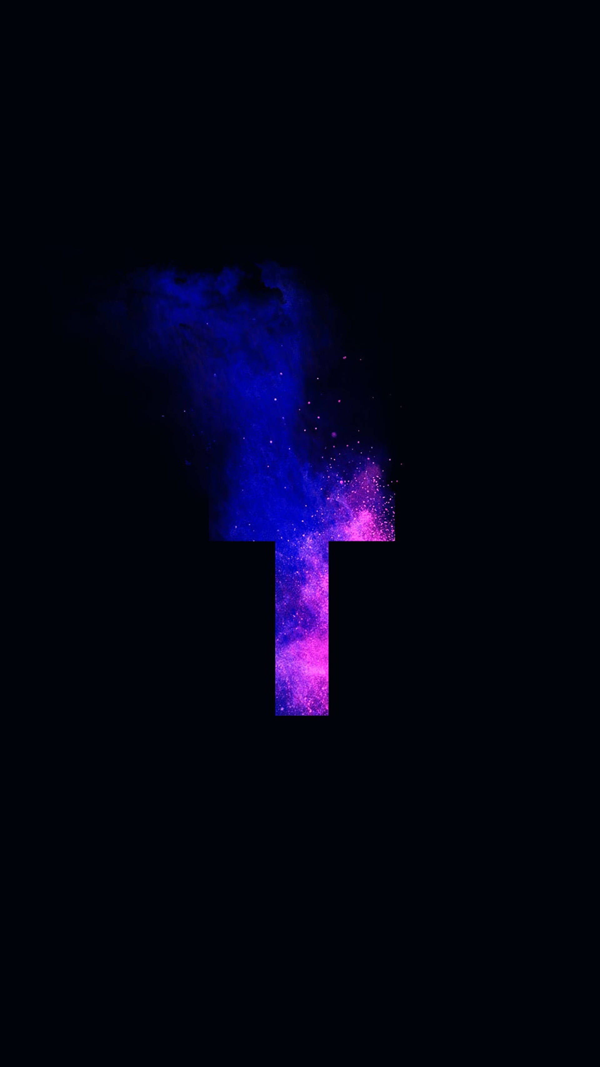 t 桌布 壁紙 — 一個粗體字母T，充滿了電光藍和洋紅色的宇宙星雲，背景是虛空黑色。