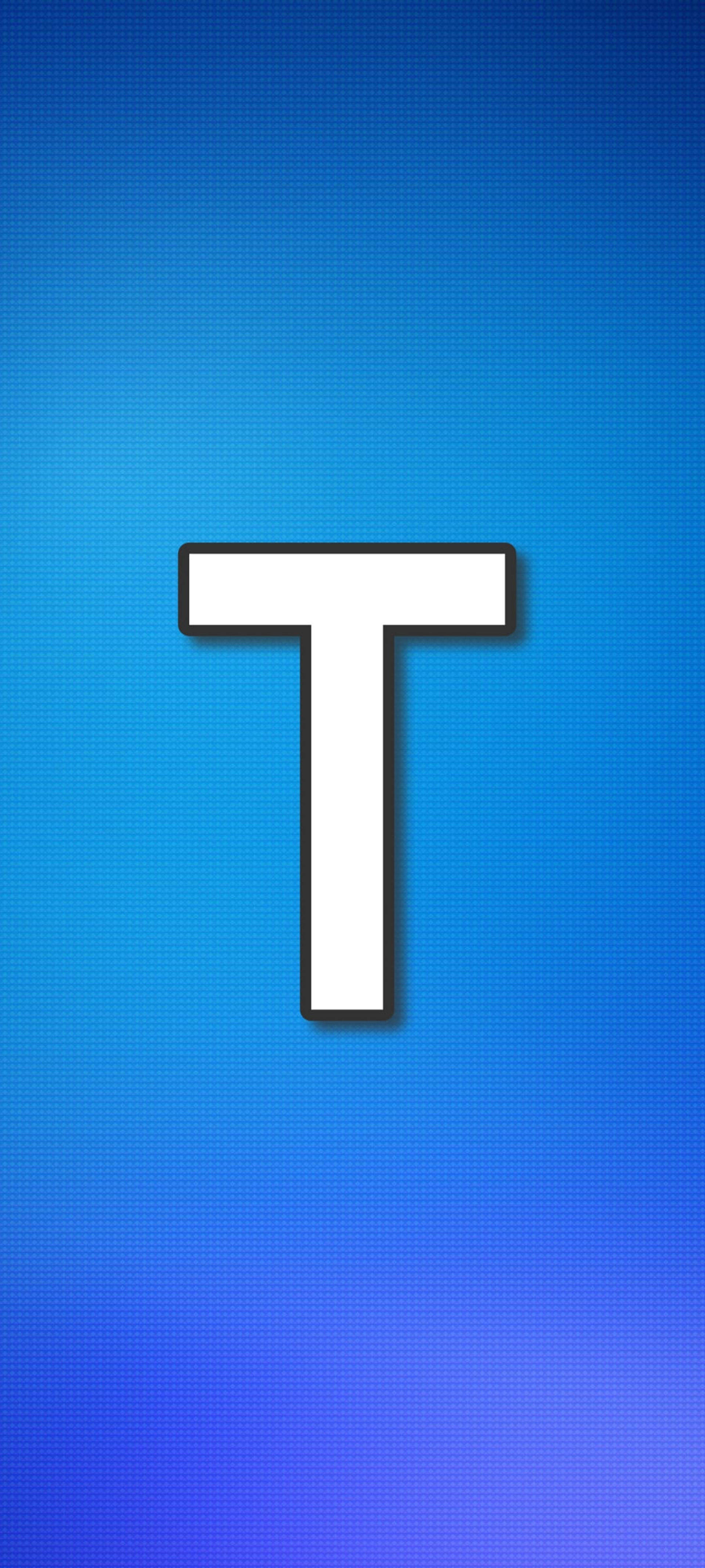 t 桌布 壁紙 — 一個粗體白色字母 T，帶有黑色輪廓，居中在帶有微妙點狀圖案的漸變藍色背景上。