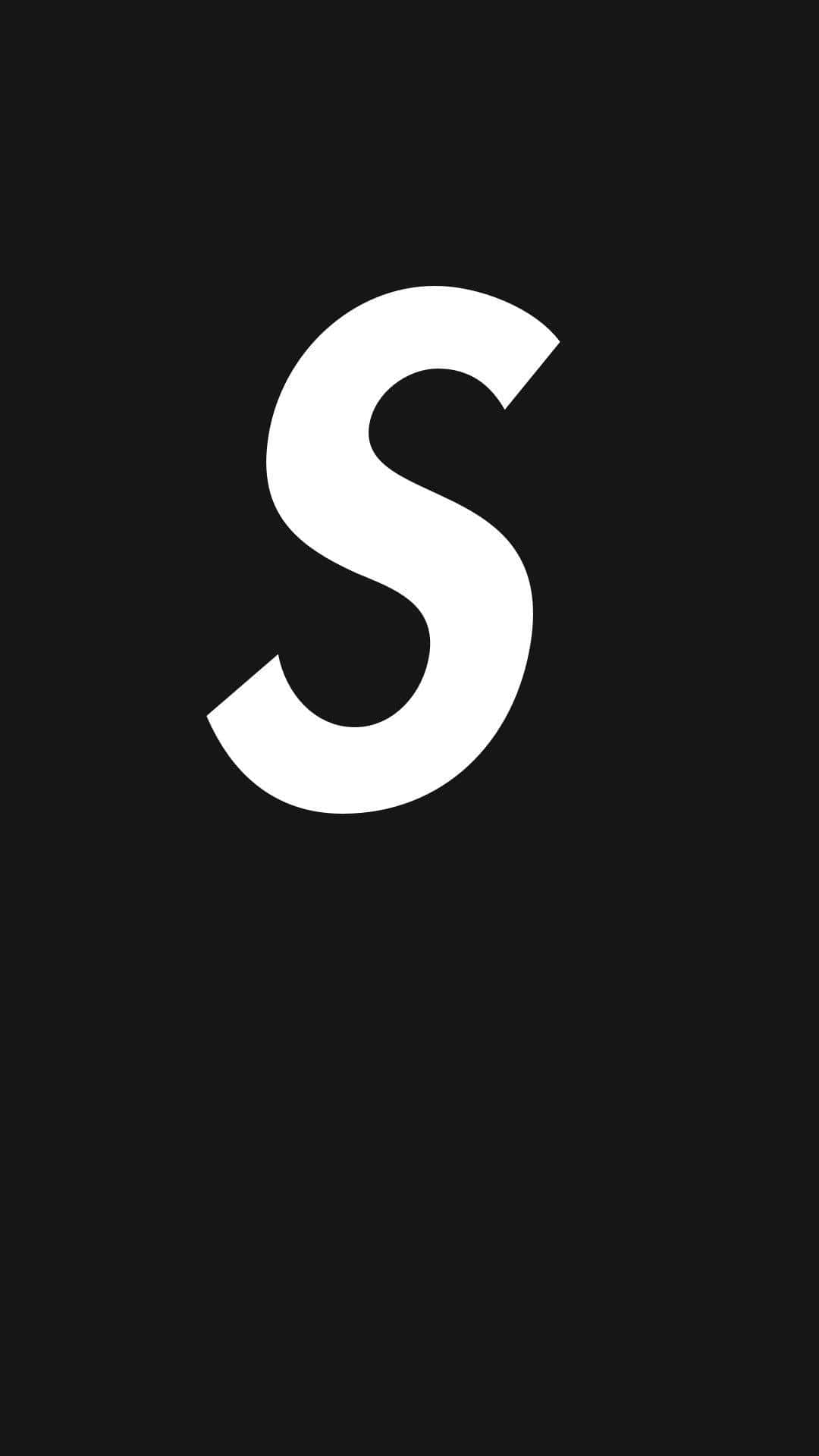 Dope Tumblr iPhone 桌布 壁紙 — 一個粗體白色字母S居中對齊在純黑色背景上，採用極簡字體設計。
