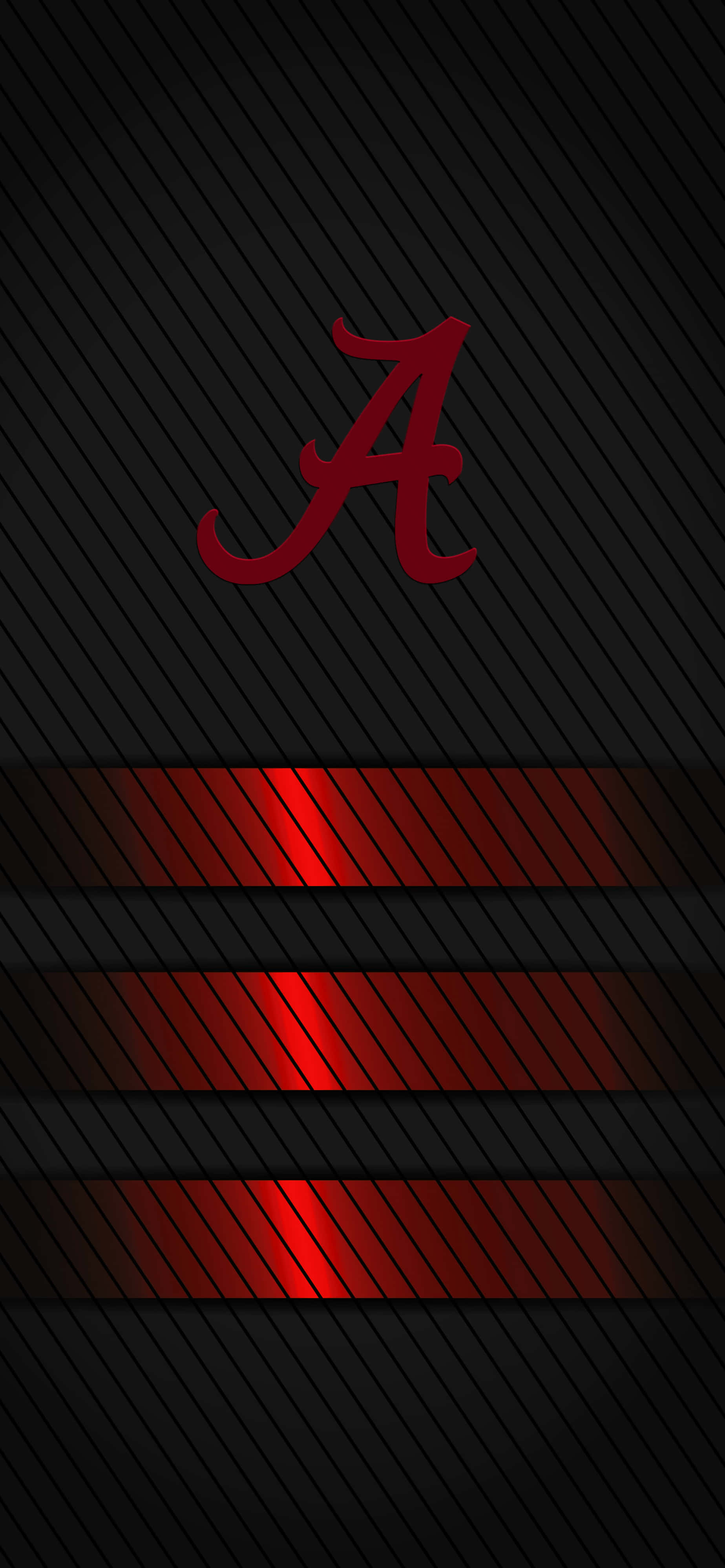 Alabama Football 桌布 壁紙 — 一個粗體紅色草書字母A在帶有對角線條紋和發光紅色水平帶的黑色背景上發光。