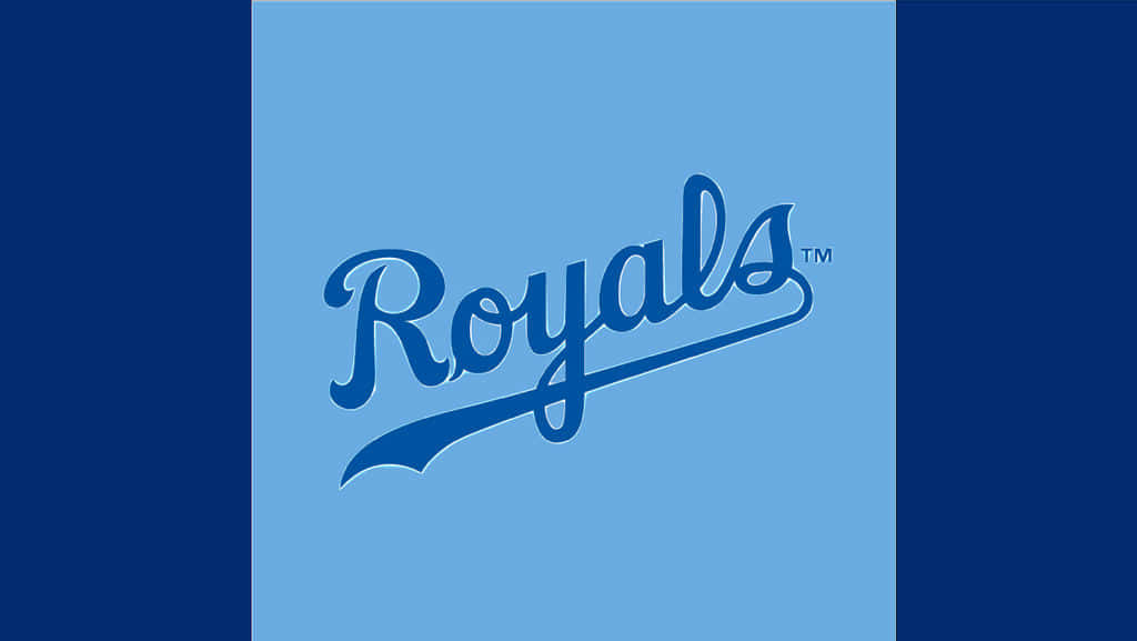 Kc Royals 桌布 壁紙 — 一個粗體藍色 Royals 草書標誌，居中於淺藍色背景上，兩側有深藍色垂直條紋。