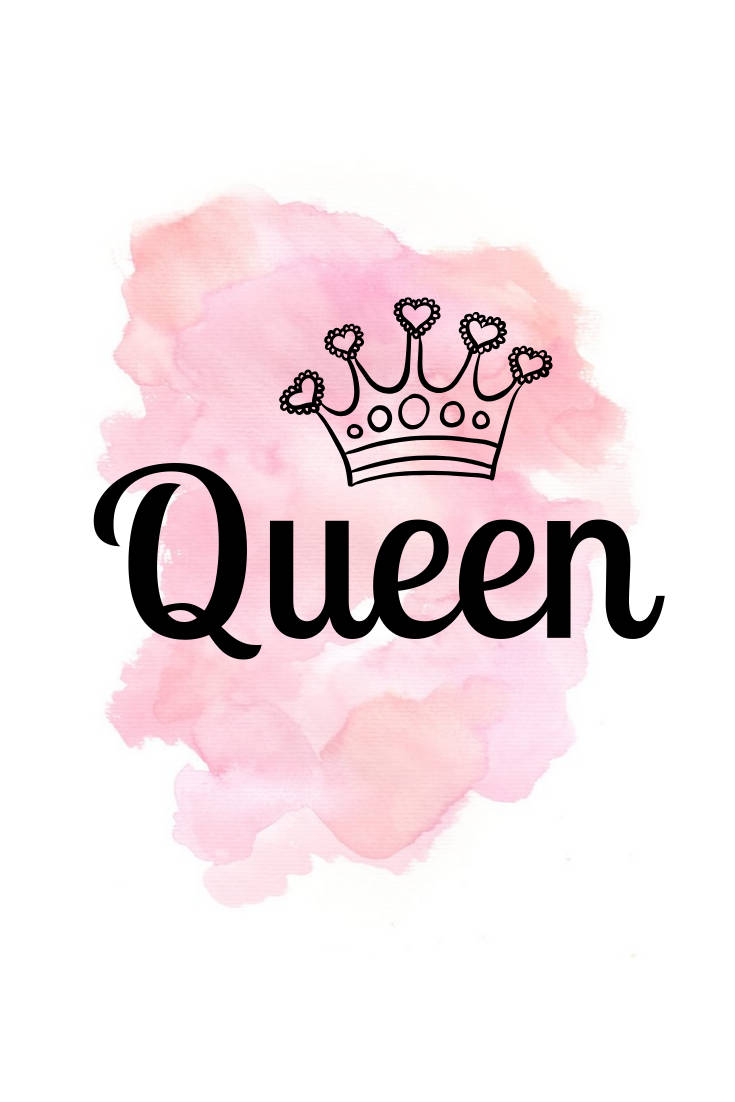 queen girly 桌布 壁紙 — 一個粗體黑色 'Queen' 文字，頂部有心形裝飾的皇冠，位於白色背景上柔和的粉紅色水彩潑濺之上。