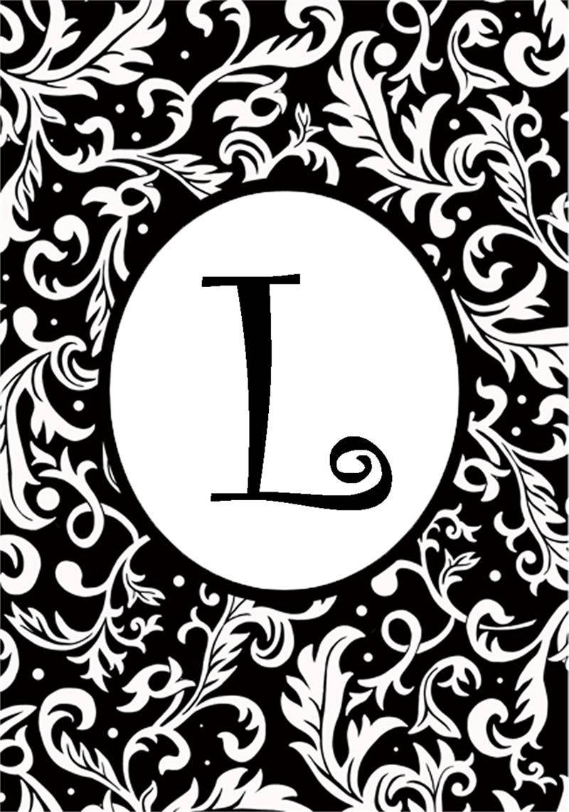 L 桌布 壁紙 — 一個粗體黑色字母L位於白色圓圈內，居中於黑白華麗錦緞圖案壁紙上。