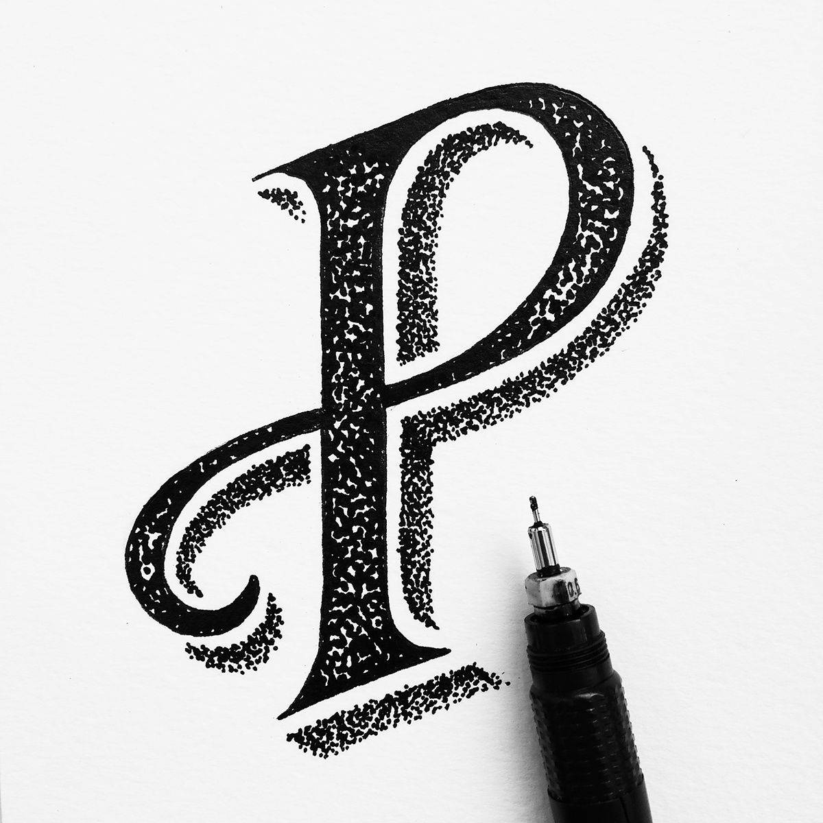 字母P 桌布 壁紙 — 一個粗體黑色字母P，帶有紋理點畫，旁邊放著一支細尖筆，在白色紙上。