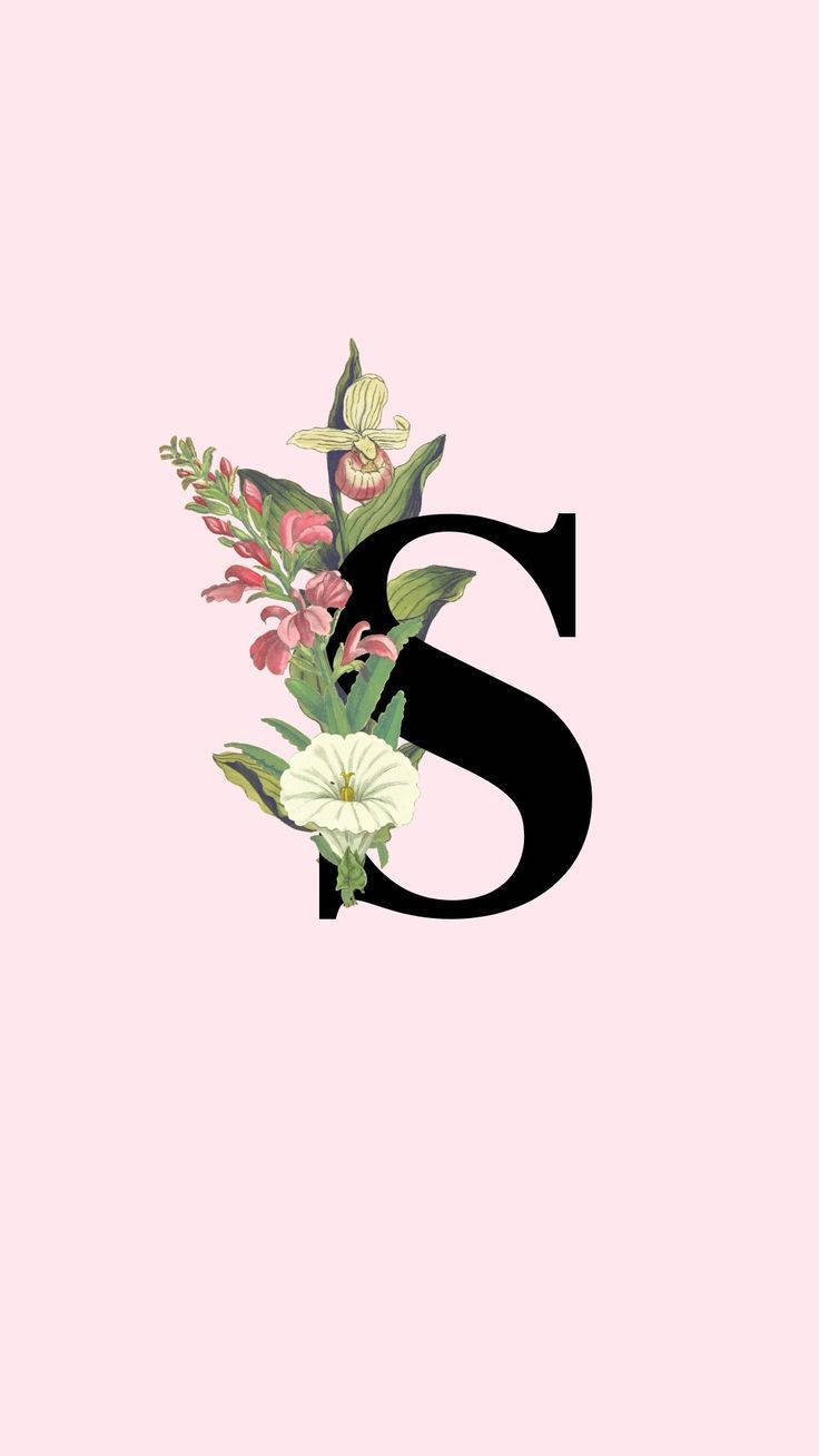 S 桌布 壁紙 — 一個粗體黑色字母S，飾以精緻的粉紅色和白色花朵，背景為柔和的粉紅色。
