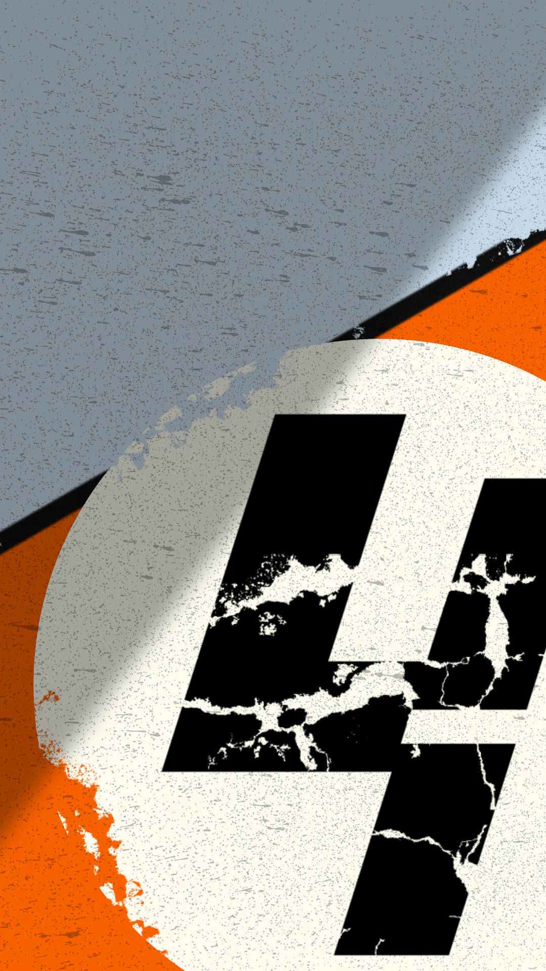 Racing 桌布 壁紙 — 一個粗體黑色數字四，帶有裂紋紋理，位於白色圓圈內，背景為分裂的灰色和橙色，帶有粗糙紋理。