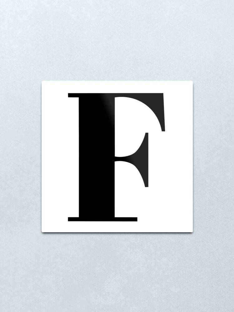 F 桌布 壁紙 — 一個粗體黑色襯線字母F，位於白色正方形上，背景為淺灰色紋理。
