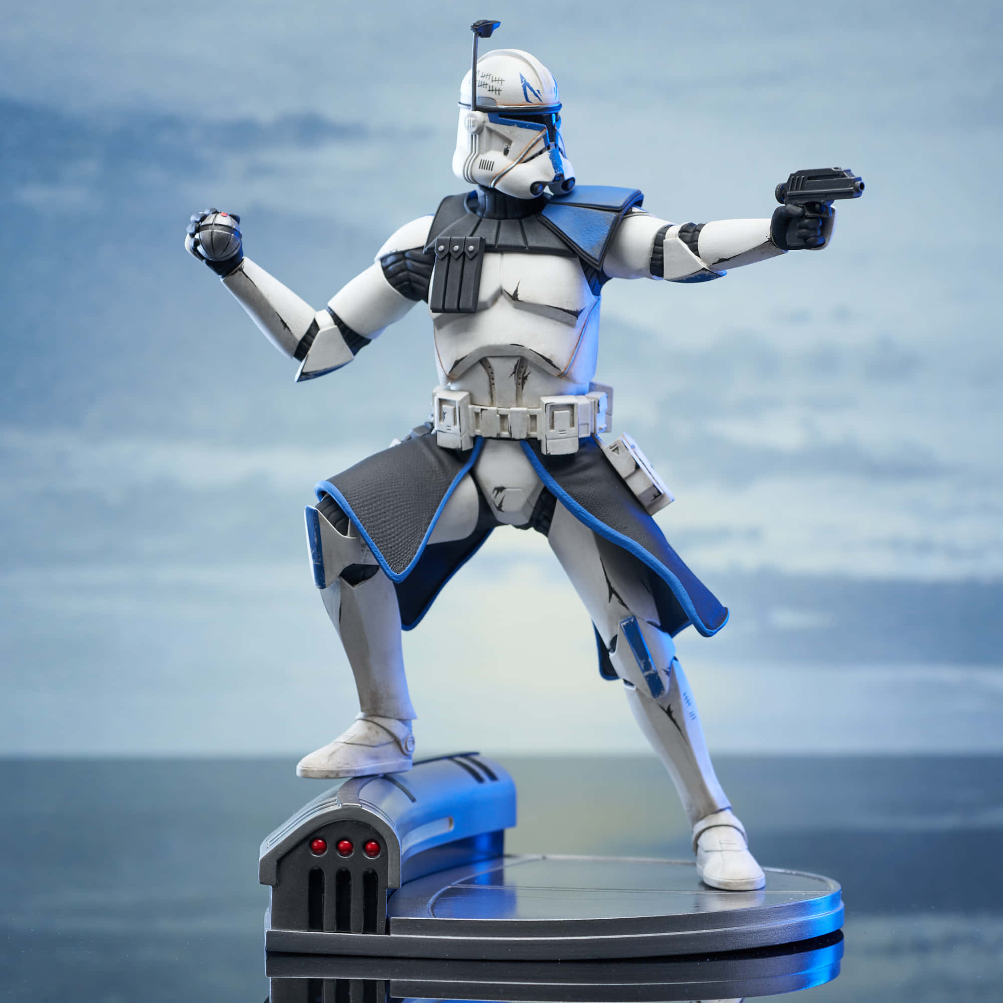 The Clone Army 桌布 壁紙 — 一個精細的克隆人突擊隊人偶以動態戰鬥姿勢站立在發光的藍色底座上，背景是陰天和海洋。