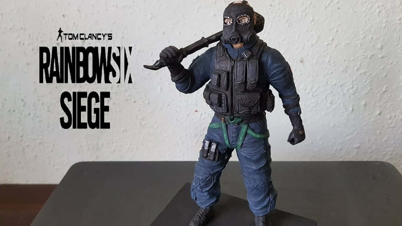 Rainbow Six Siege Sledge 桌布 壁紙 — 一個精細的湯姆克蘭西：虹彩六號：圍攻行動幹員可動人偶，手持警棍，靠著素牆擺出姿勢。