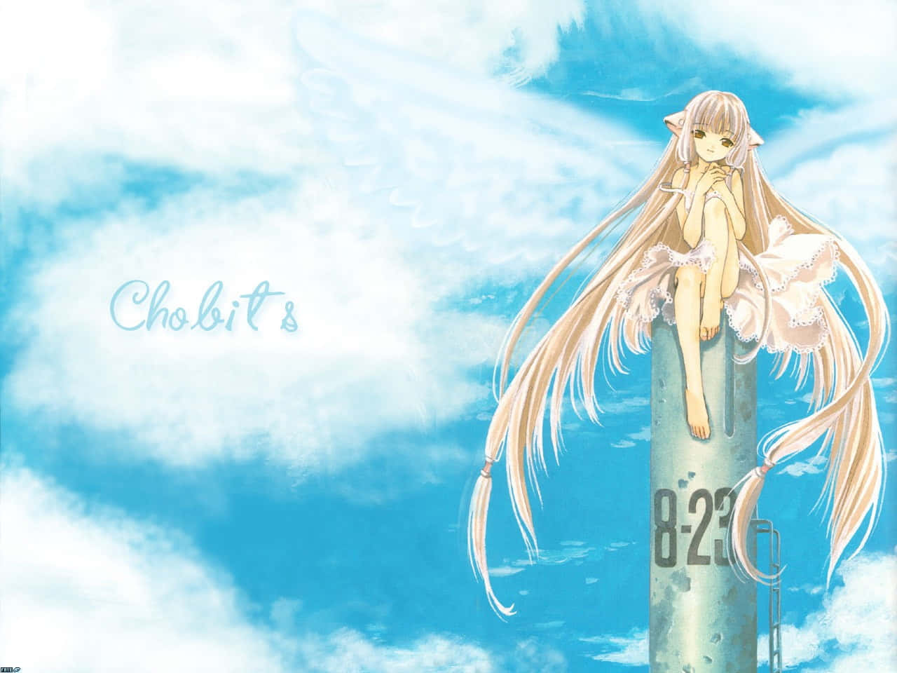 Chobits 桌布 壁紙 — 一個精緻的動漫女孩，長長的金髮，坐在一根風化的柱子上，背景是明亮的藍天，充滿了蓬鬆的白雲。