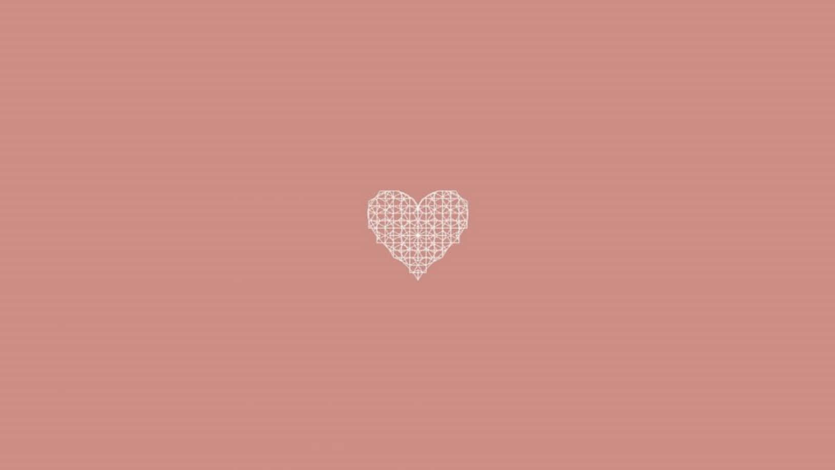 Heart Shape 桌布 壁紙 — 一個精緻的白色幾何心形圖案漂浮在柔和的珊瑚粉紅色背景上，帶有微妙的水平條紋。