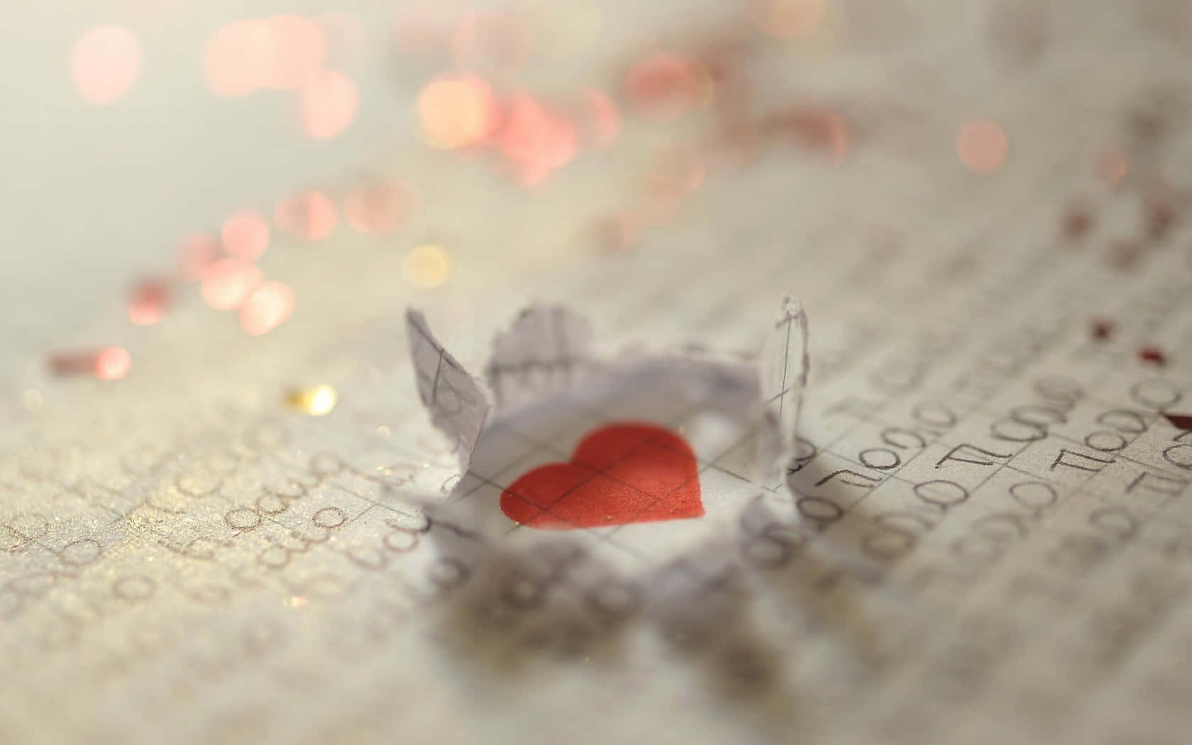 Beautiful Love 桌布 壁紙 — 一個精緻的紙愛心放在手寫文字上，背景有柔和粉紅色的散景燈光閃爍。