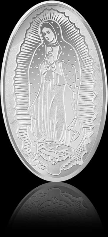 Virgin Mary 桌布 壁紙 — 一個精緻的銀色橢圓形獎章， featuring 瓜達盧佩聖母，雙手合十，帶有光環，並在黑色表面上反射。