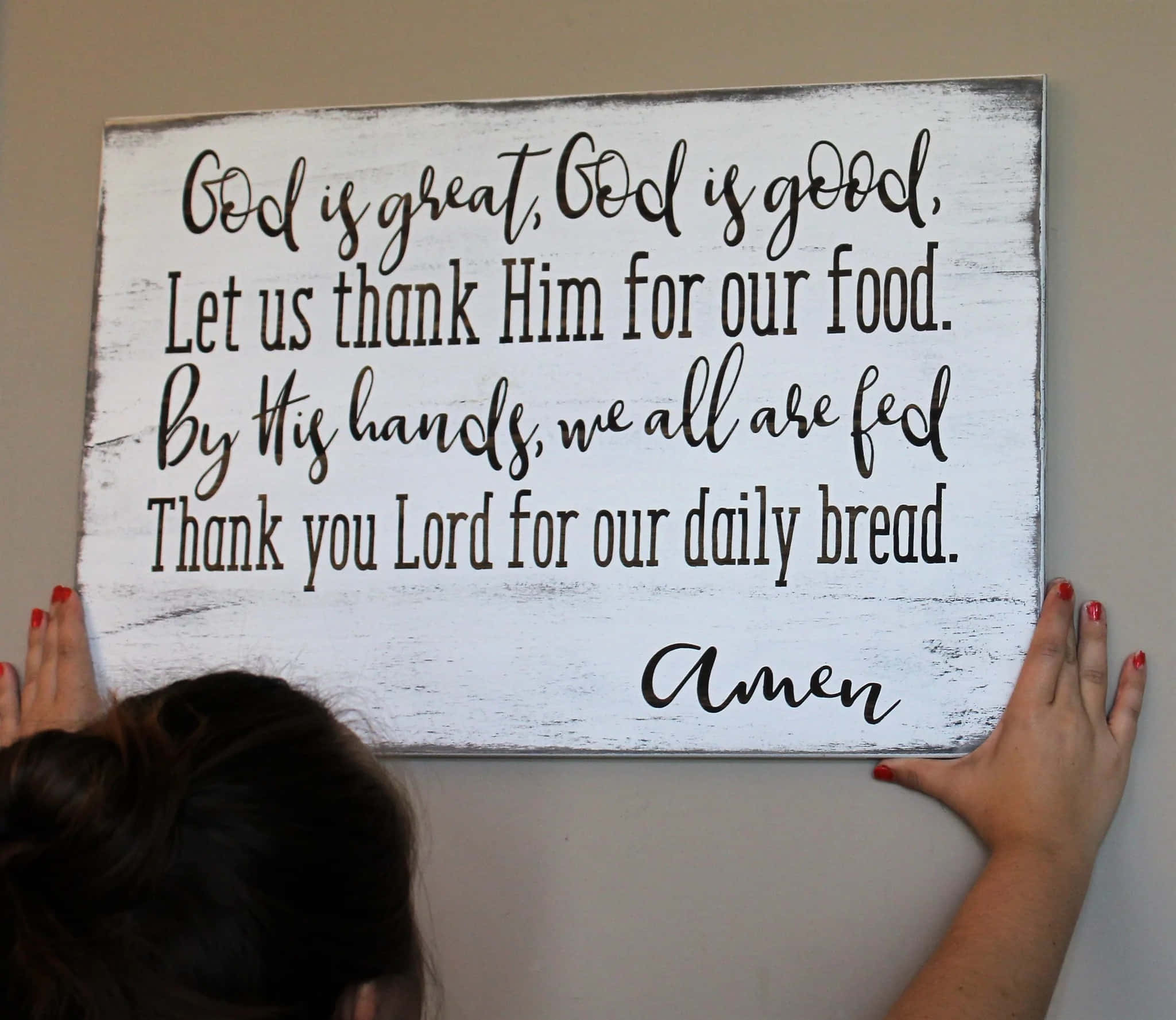 God Quotes 桌布 壁紙 — 一個紅指甲的人將一個白色磨損的木牌，上面有黑色手寫祈禱文字，掛在米色牆上。